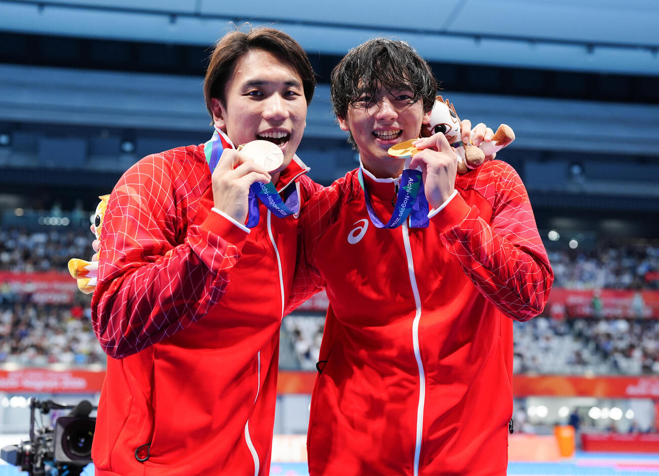 男子100メートルバタフライ　金メダルの光永翔音（右）と銅メダルの松元克央は笑顔で記念撮影（撮影・鈴木みどり）