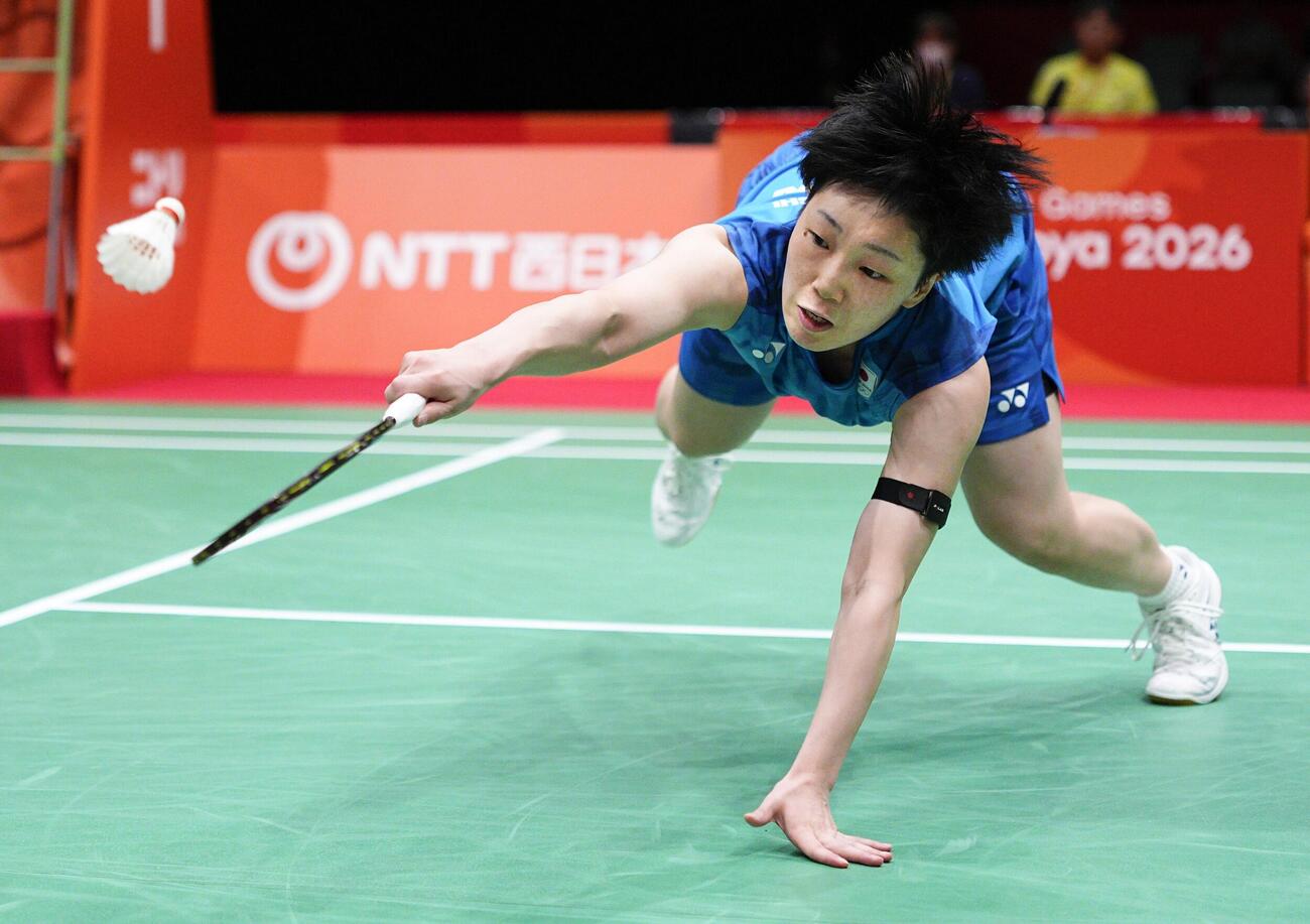 女子団体準決勝　韓国戦でプレーする山口茜＝一宮市総合体育館(共同)