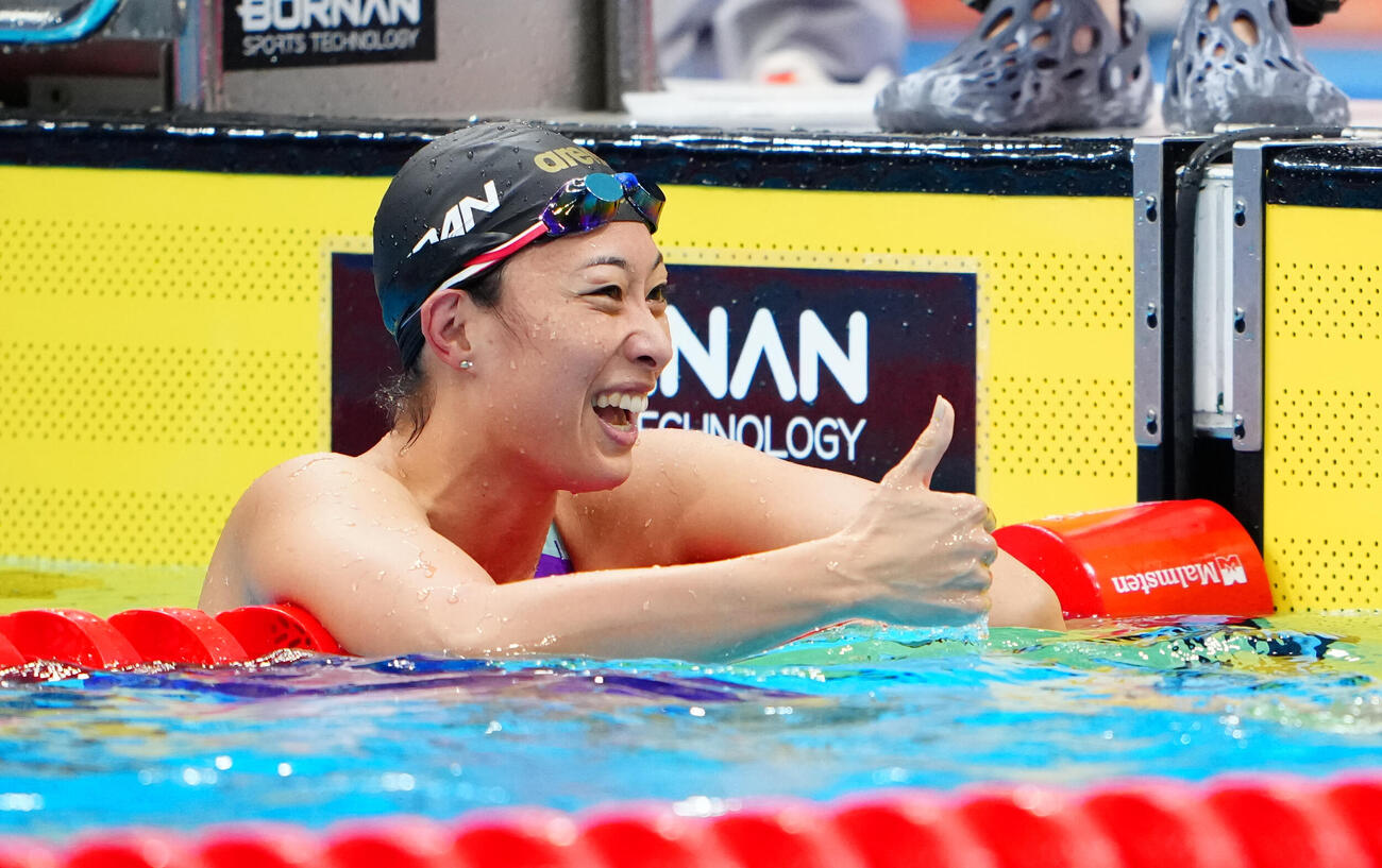 女子100メートル平泳ぎ決勝　銀メダルの鈴木聡美はサムズアップ（撮影・鈴木みどり）