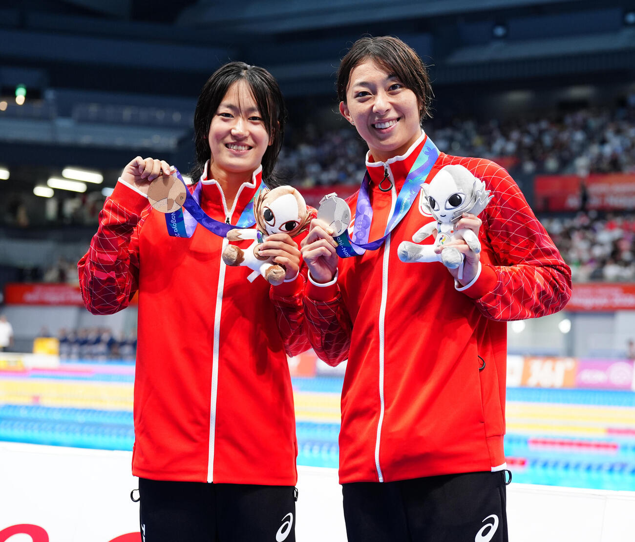 女子100メートル平泳ぎ決勝　銀メダルの鈴木聡美（右）は銅メダルの加藤心冨と記念撮影（撮影・鈴木みどり）
