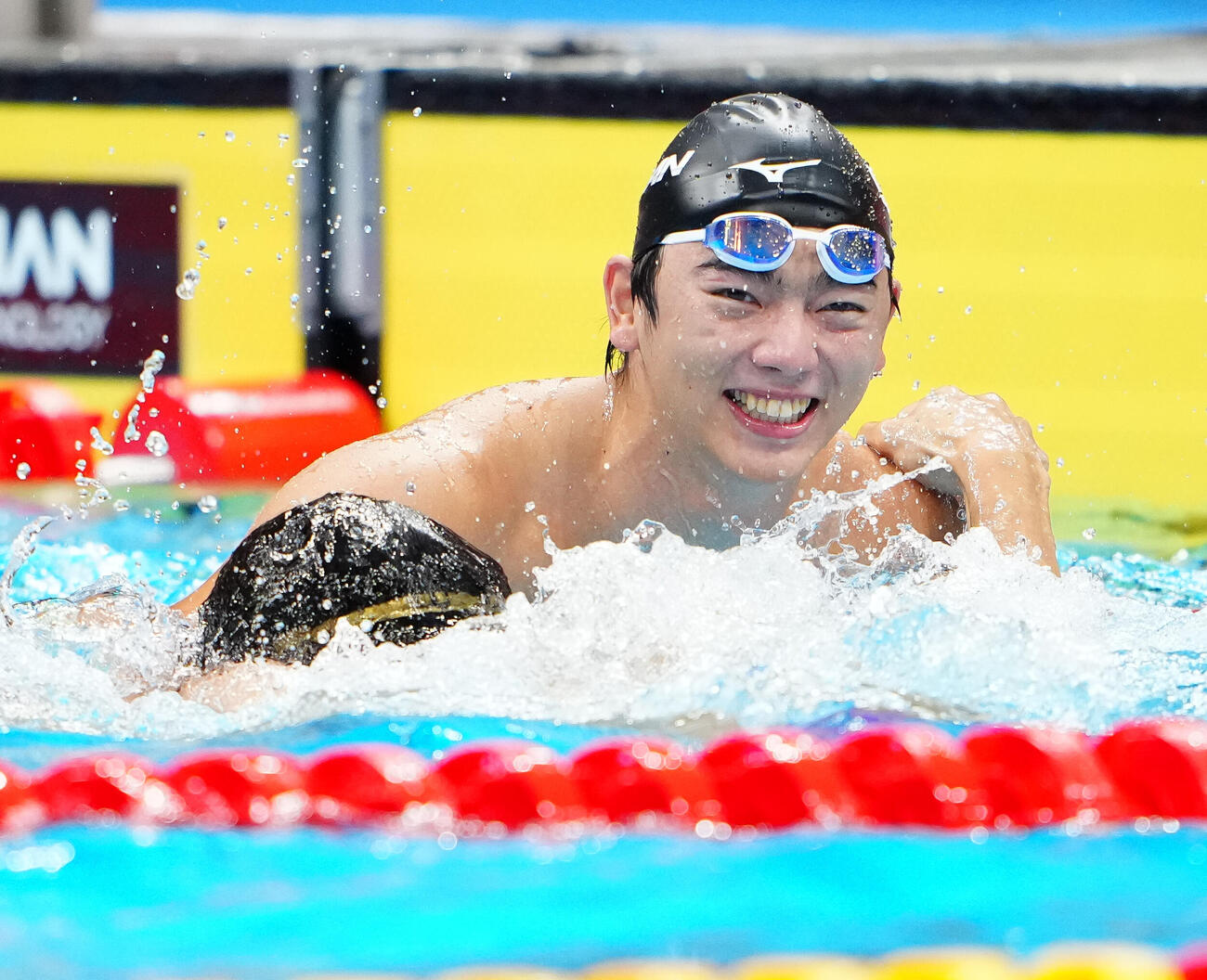男子100メートルバタフライ決勝　金メダルを獲得した光永翔音（右）は銅メダルの松元克央と抱き合って喜ぶ（撮影・鈴木みどり）