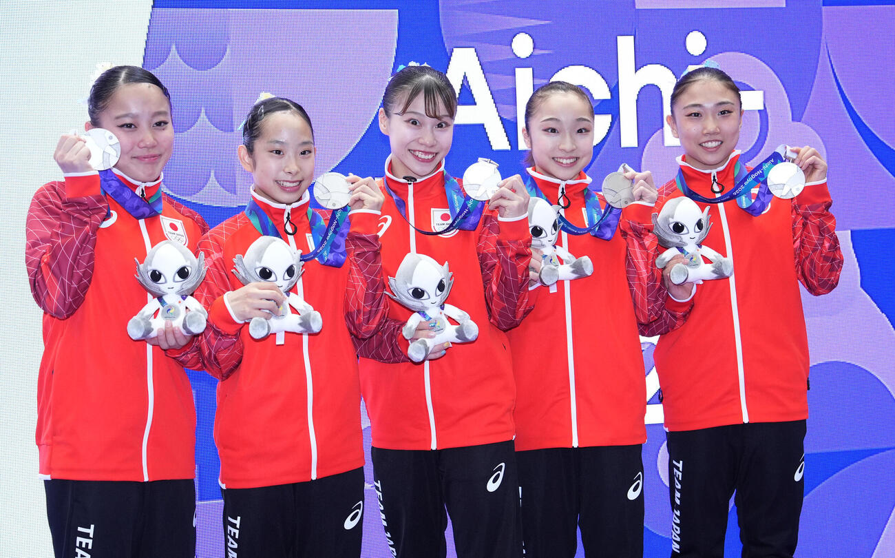体操女子団体　銀メダルを獲得し喜ぶ日本女子左から西山実沙、中村遥香、杉原愛子、岡村真、岸里奈（撮影・森本幸一）