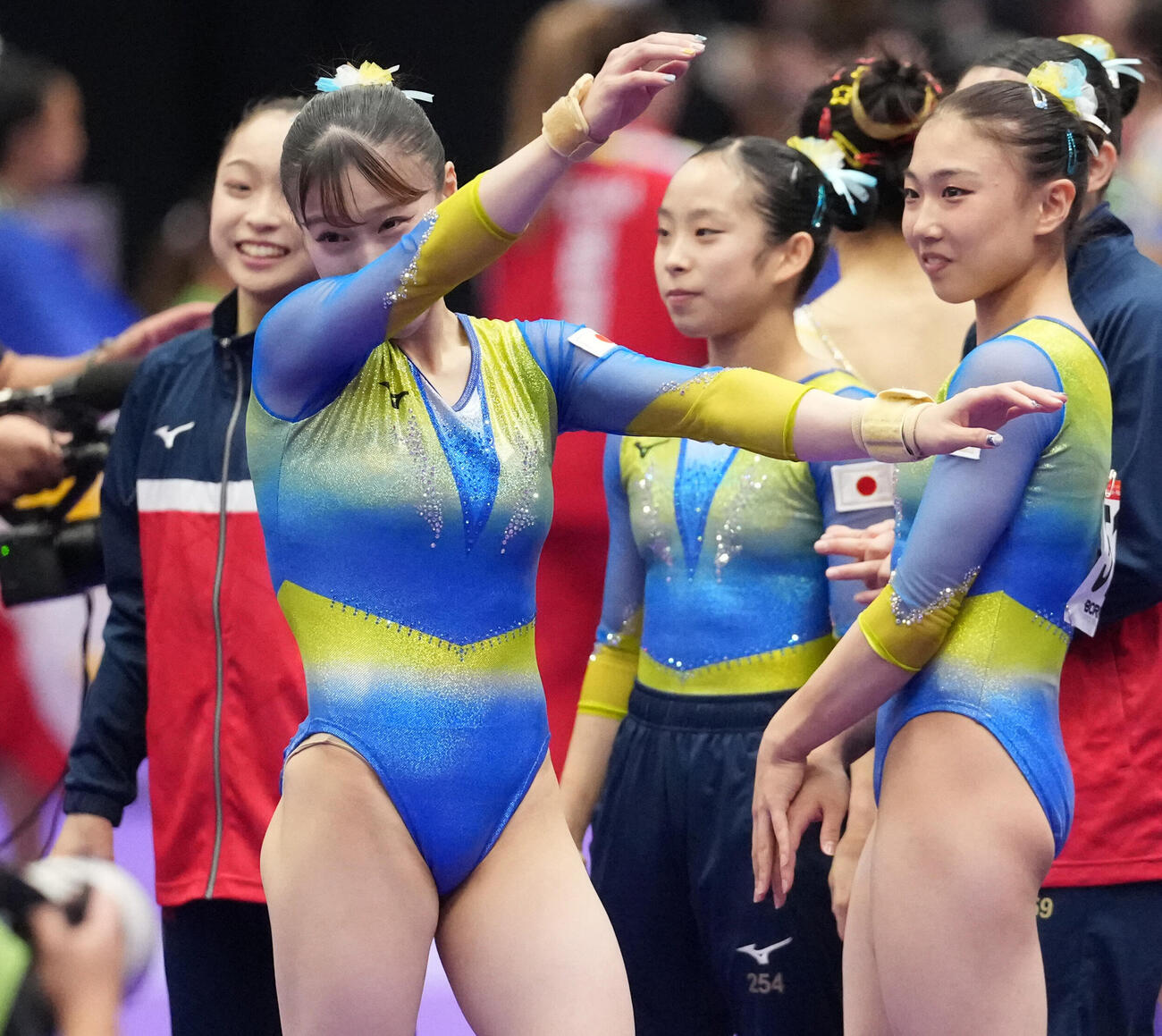 体操女子団体　ゆか種目で演技を終え杉原愛子（左から2人目）は涙ぐむ（撮影・森本幸一）