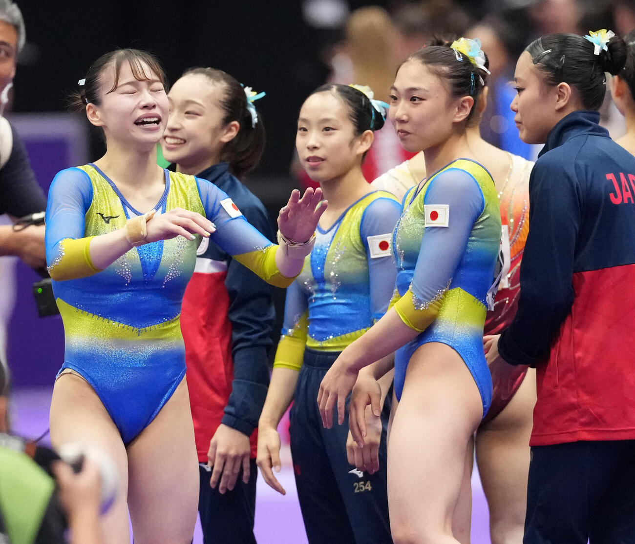 体操女子団体　ゆか種目で演技を終え杉原愛子（左）は涙ぐむ（撮影・森本幸一）