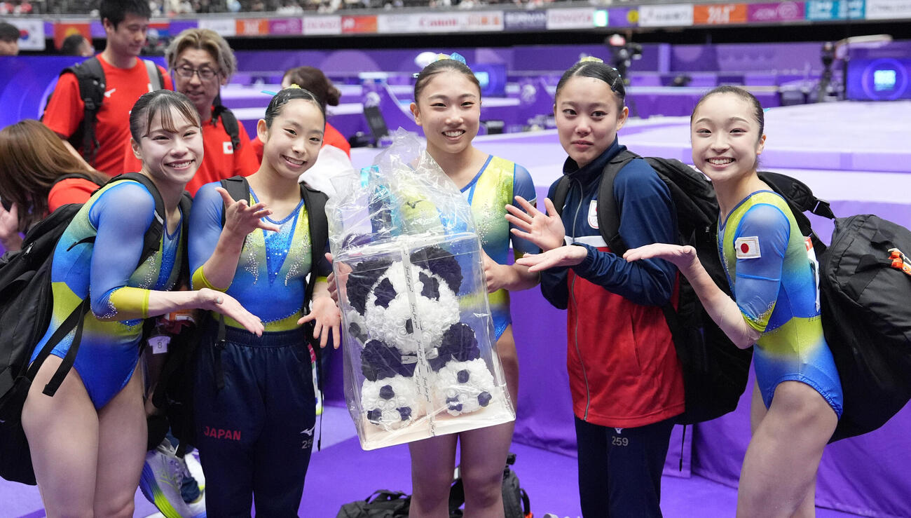 体操女子団体　岸里奈（中央）は決勝当日の23日に誕生日を迎え祝福される（撮影・森本幸一）