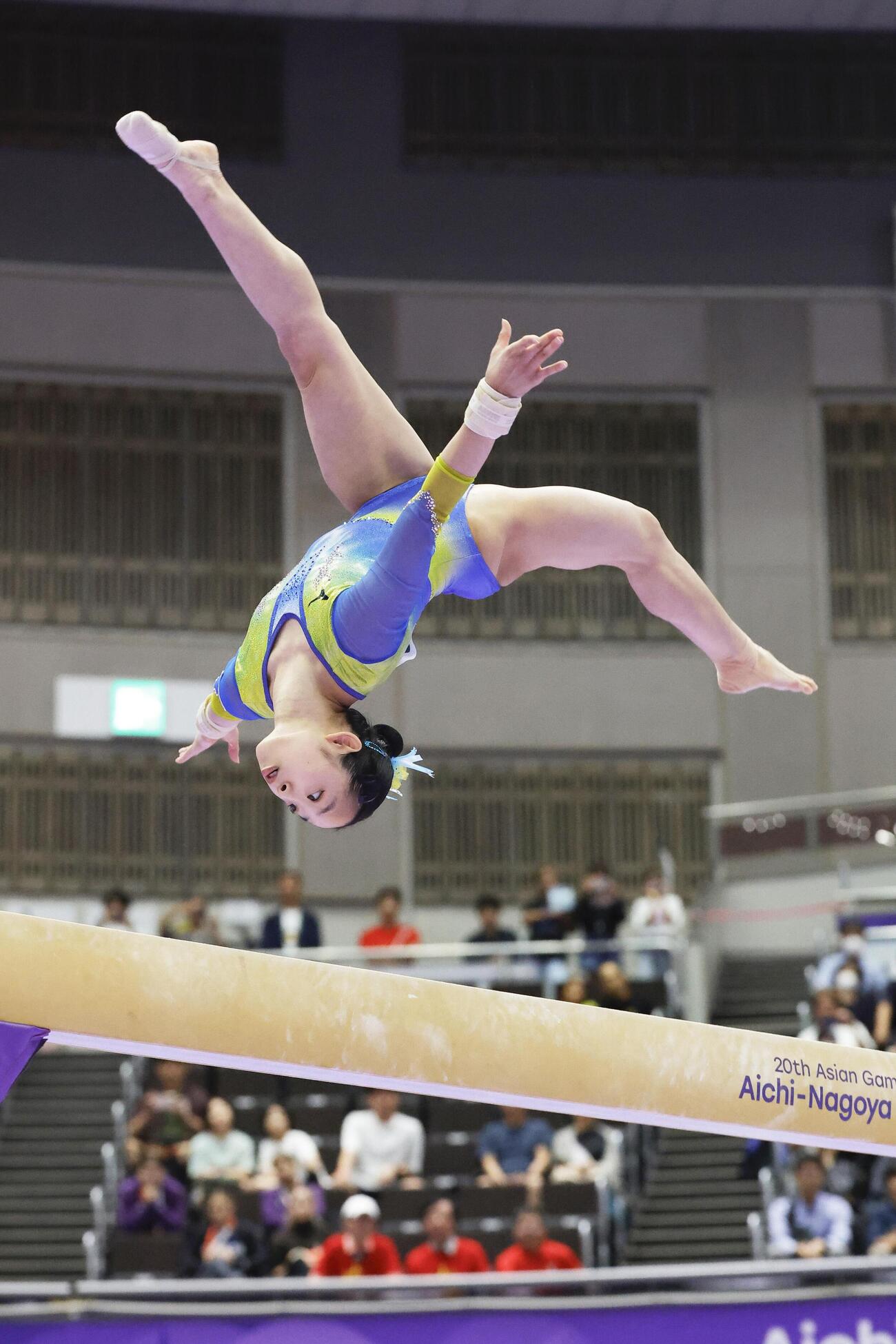 女子団体総合決勝　中村遥香の平均台＝NGKスポーツプラザ