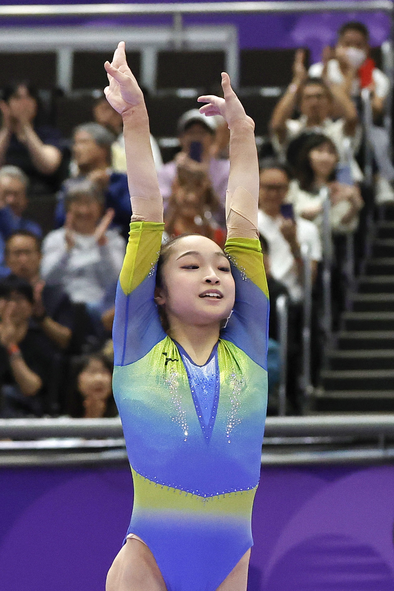 女子団体総合決勝　平均台で着地する岡村真＝NGKスポーツプラザ