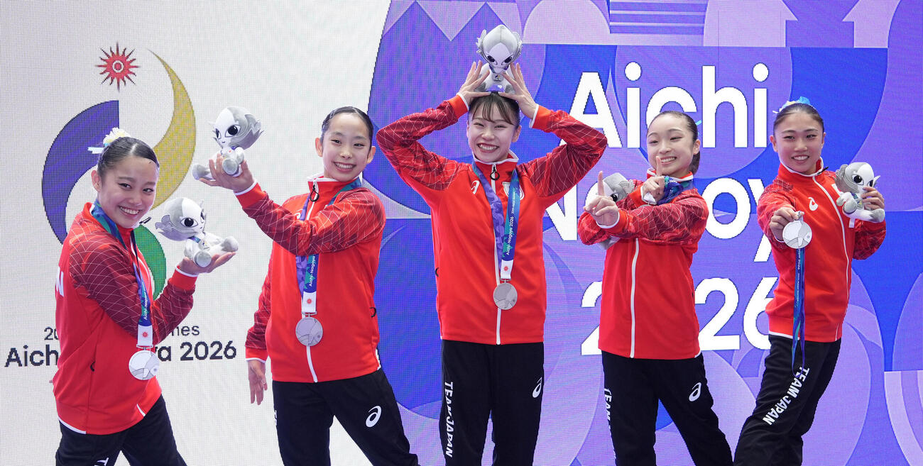 体操女子団体　銀メダルを獲得し喜ぶ日本女子、左から西山実沙、中村遥香、杉原愛子、岡村真、岸里奈（撮影・森本幸一）
