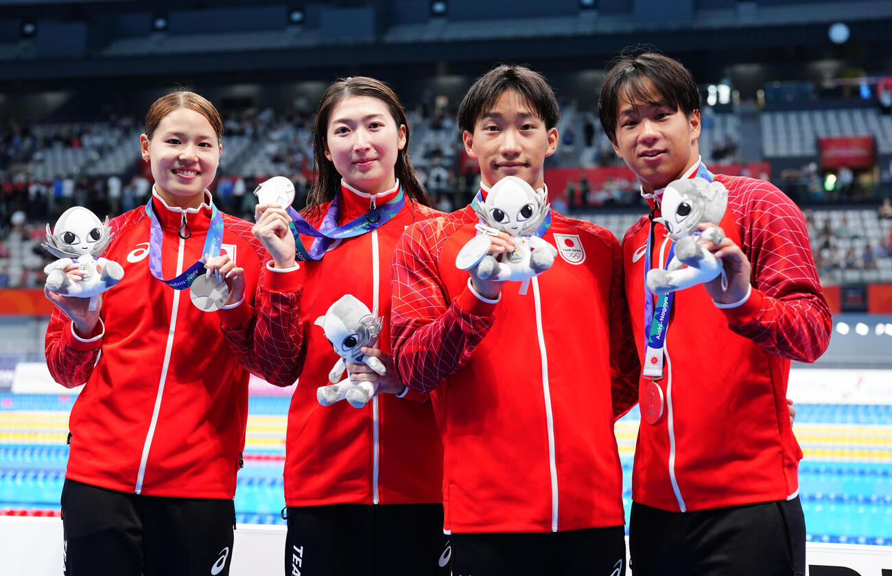 混合400メートルメドレーリレー　銀メダルを獲得し記念撮影に納まる、左から池本凪沙、池江璃花子、大橋信、竹原秀一（撮影・鈴木みどり）