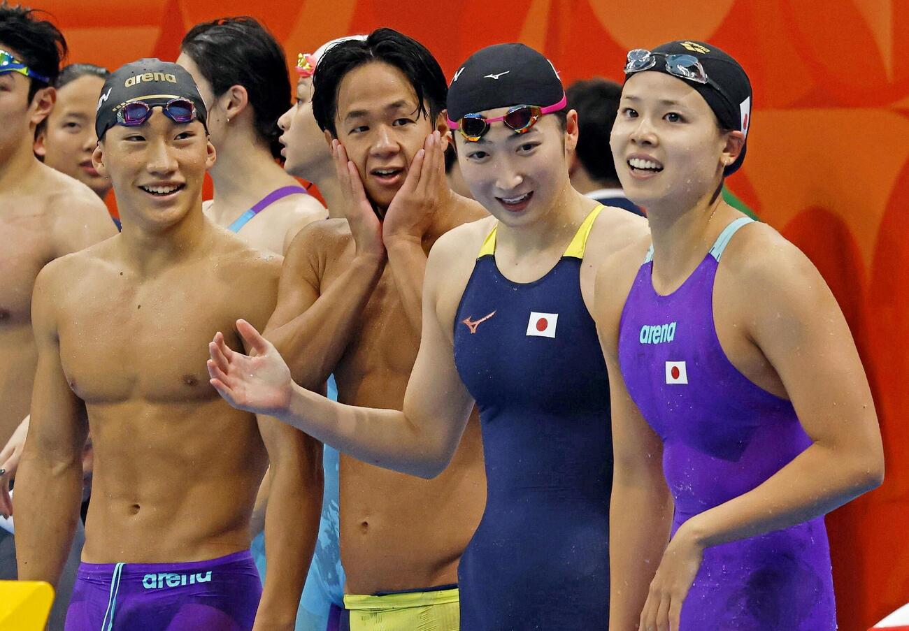 混合400メートルメドレーリレーで銀メダルを獲得した（左から）大橋信、竹原秀一、池江璃花子、池本凪沙(共同)