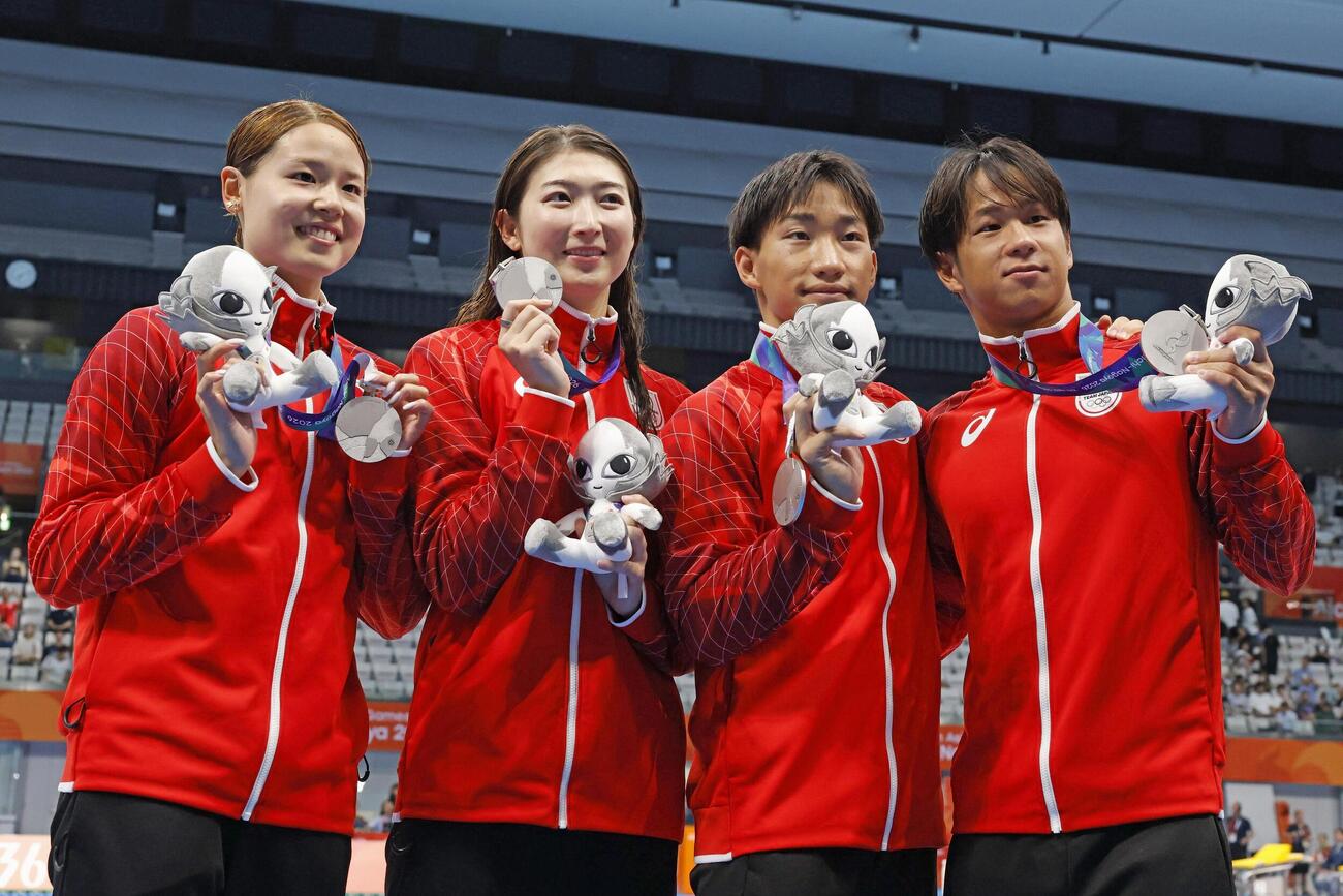 混合400メートルメドレーリレーで銀メダルを獲得した（左から）池本凪沙、池江璃花子、大橋信、竹原秀一(共同)