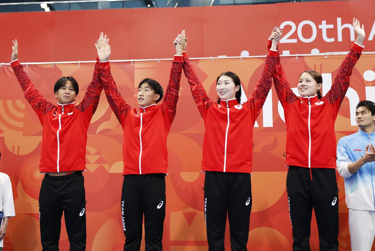 混合400メートルメドレーリレーで銀メダルを獲得した（左から）竹原秀一、大橋信、池江璃花子、池本凪沙(共同)