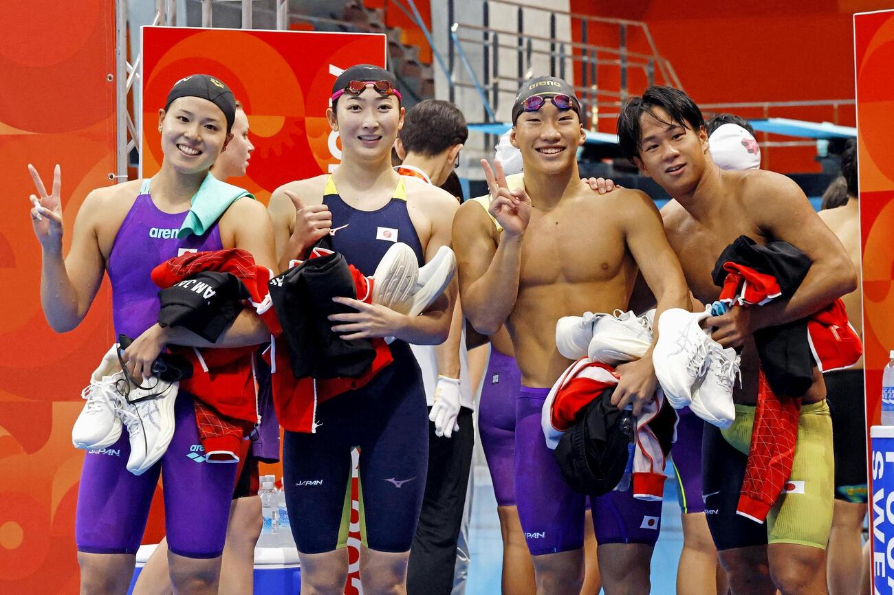 混合400メートルメドレーリレーで銀メダルを獲得した（左から）池本凪沙、池江璃花子、大橋信、竹原秀一(共同)