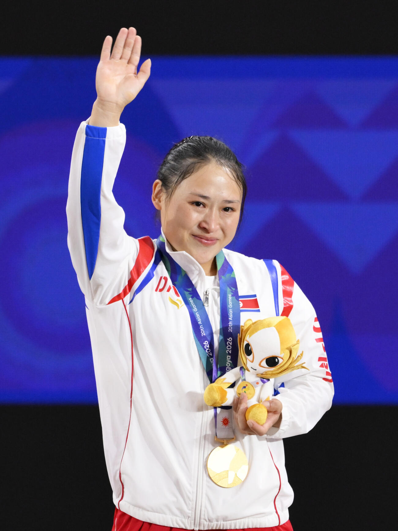 重量挙げ女子49キロ級で金メダルを獲得した北朝鮮のリ・ソングム＝名古屋市吹上ホール（共同）