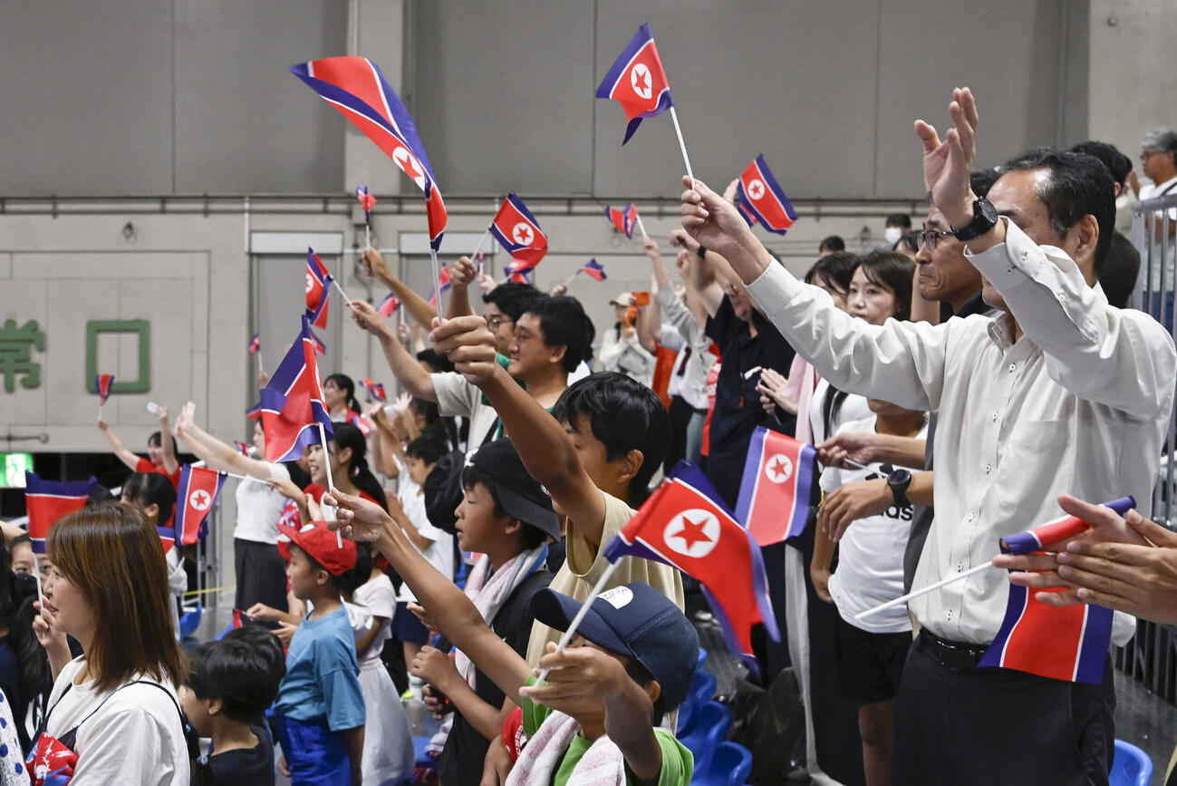 重量挙げ女子49キロ級を制した北朝鮮のリ・ソングムに歓声を送る観客ら＝名古屋市吹上ホール（共同）