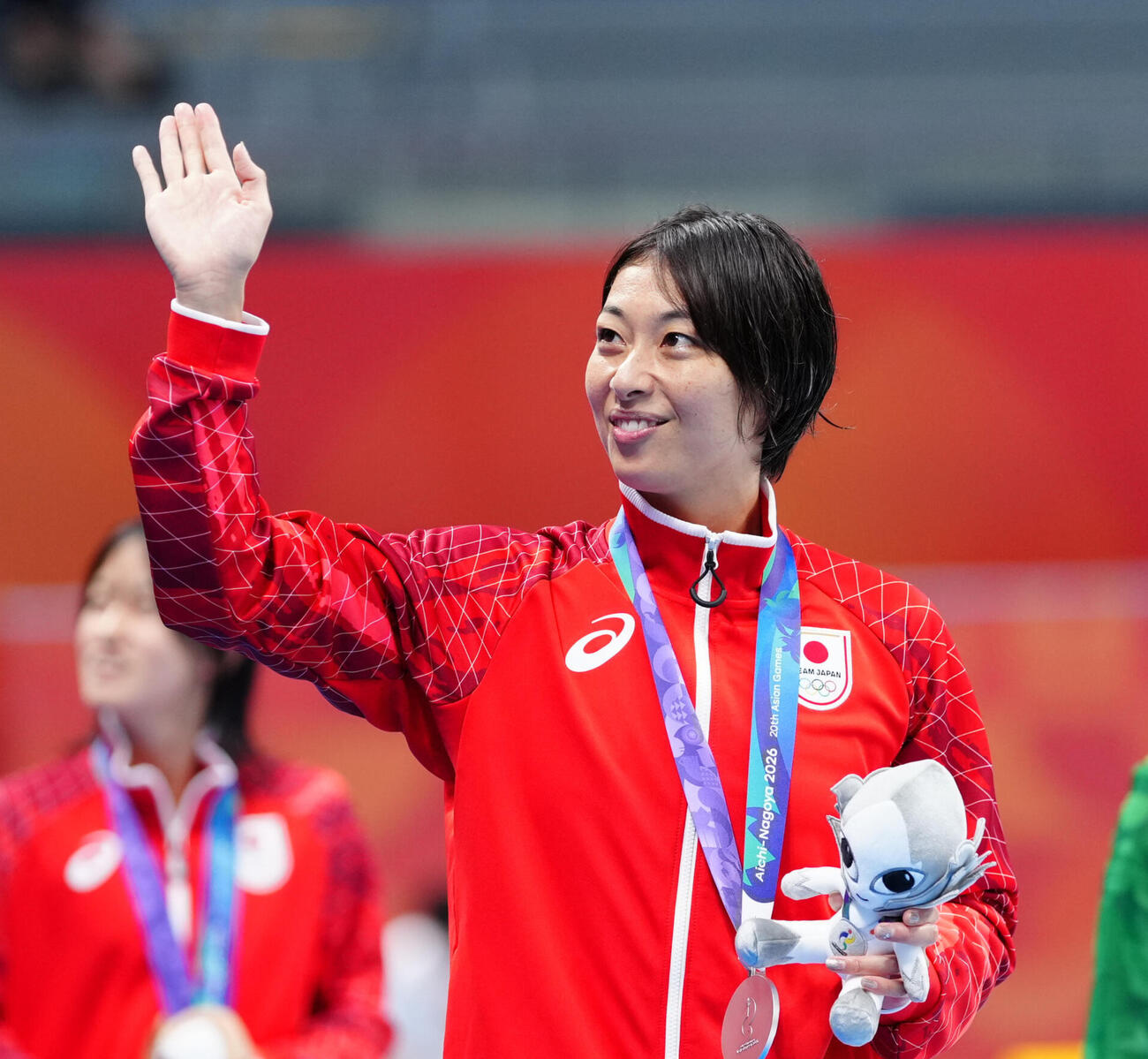 女子100メートル平泳ぎ決勝　銀メダルの鈴木聡美は声援に応える（撮影・鈴木みどり）