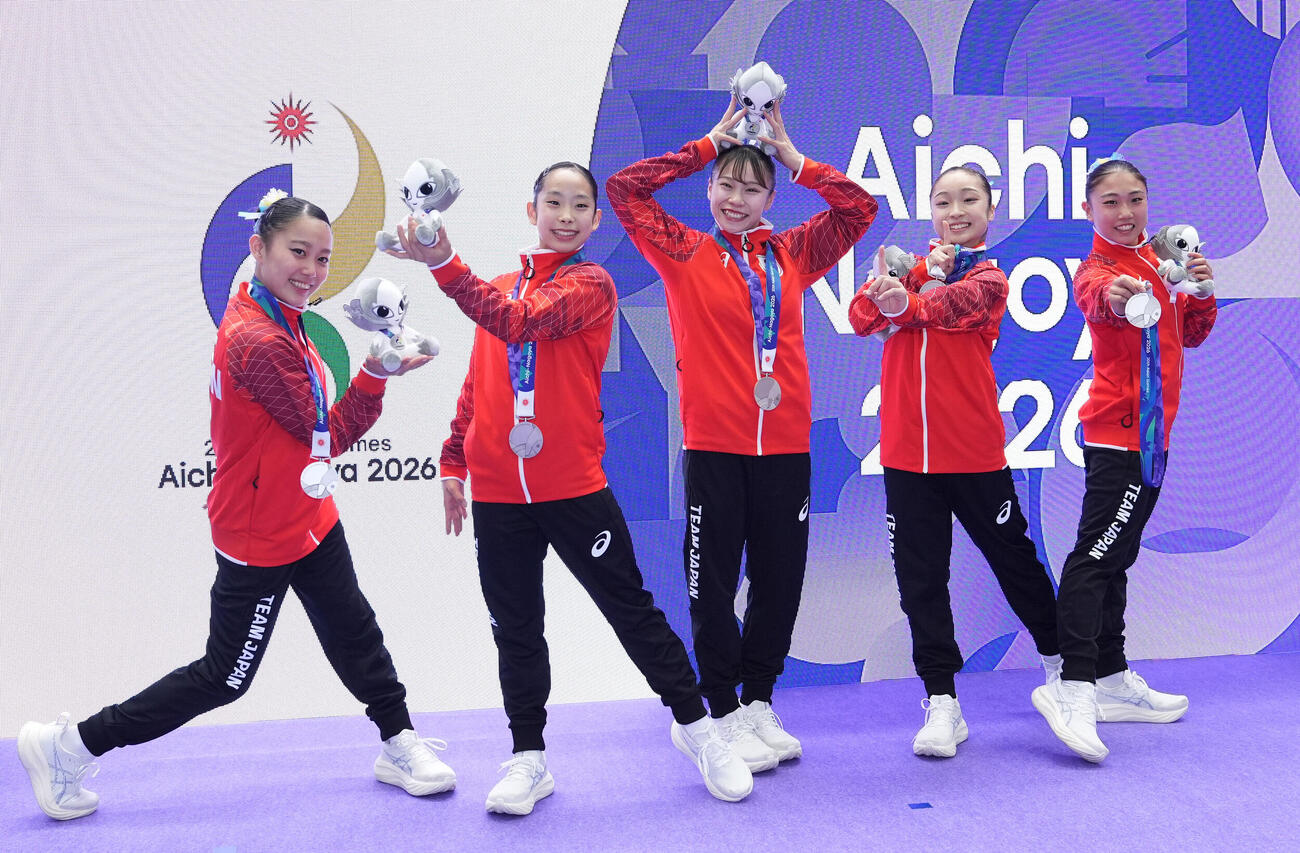 体操女子団体　銀メダルを獲得し喜ぶ日本女子、左から西山実沙、中村遥香、杉原愛子、岡村真、岸里奈（撮影・森本幸一）