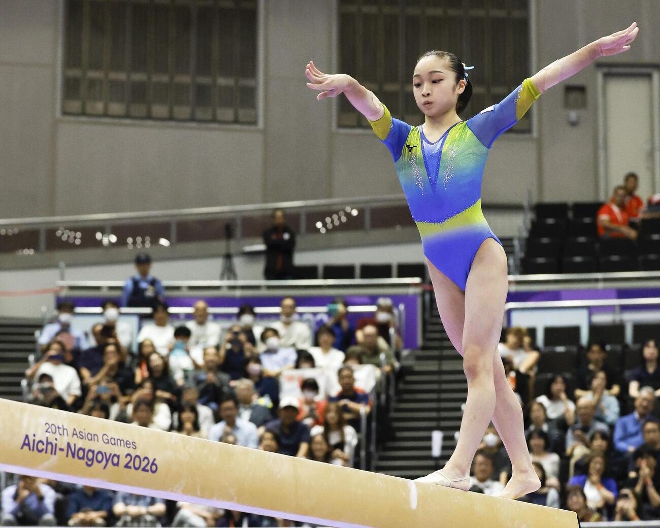 女子団体総合決勝　岡村真の平均台＝NGKスポーツプラザ