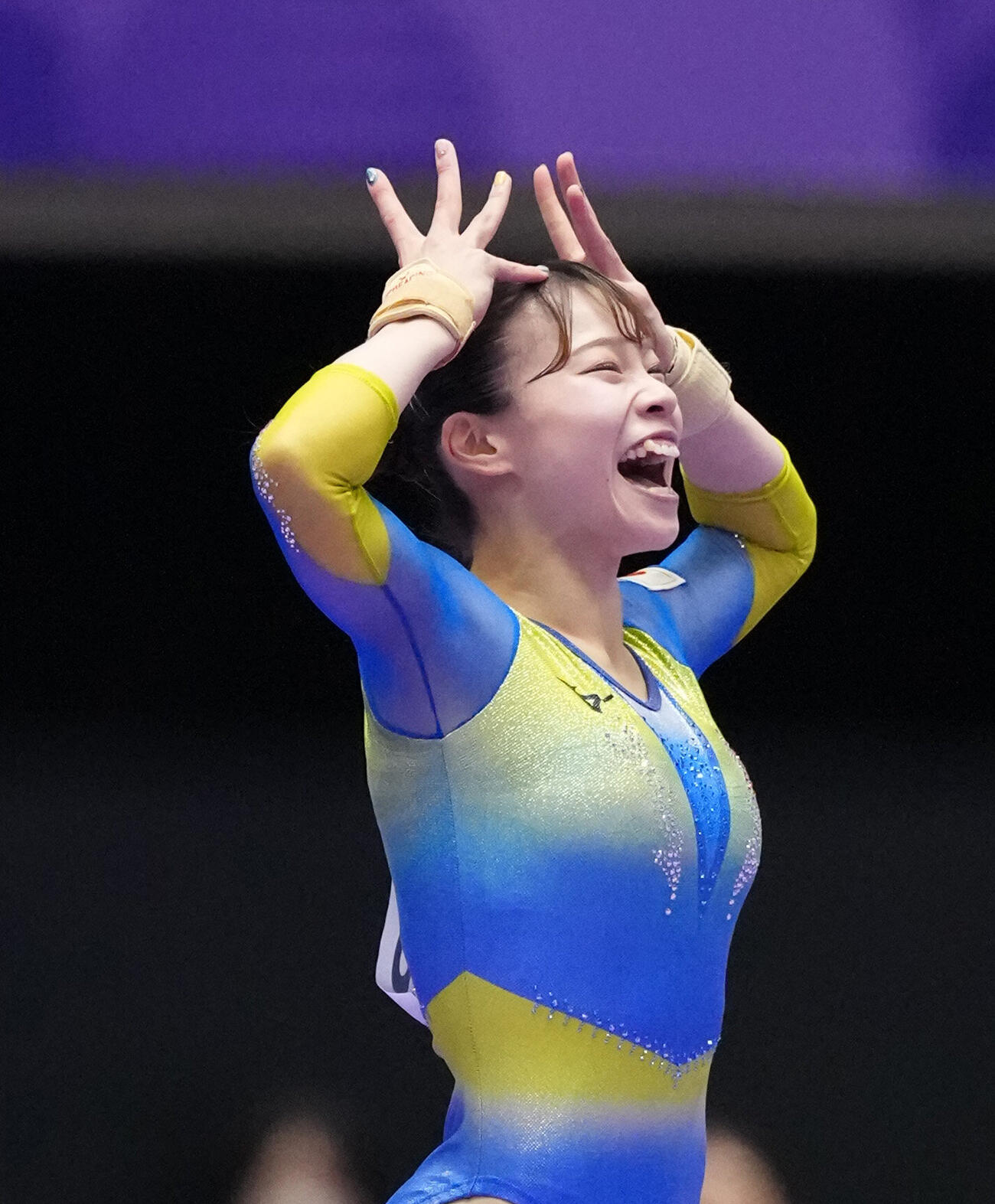体操女子団体　ゆか種目で華麗な演技を披露する杉原愛子（撮影・森本幸一）