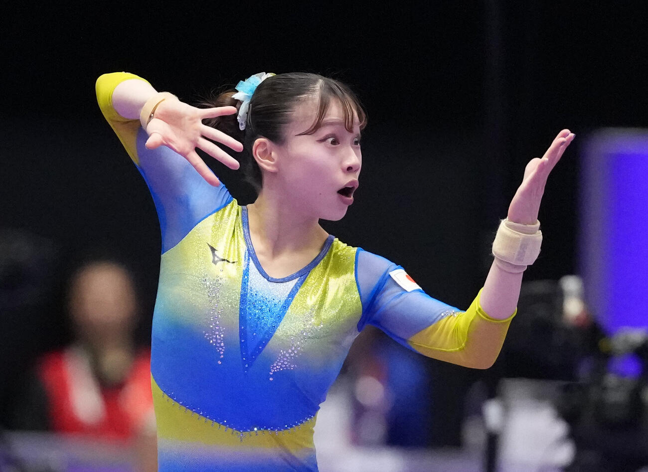 体操女子団体　ゆか種目で華麗な演技を披露する杉原愛子（撮影・森本幸一）