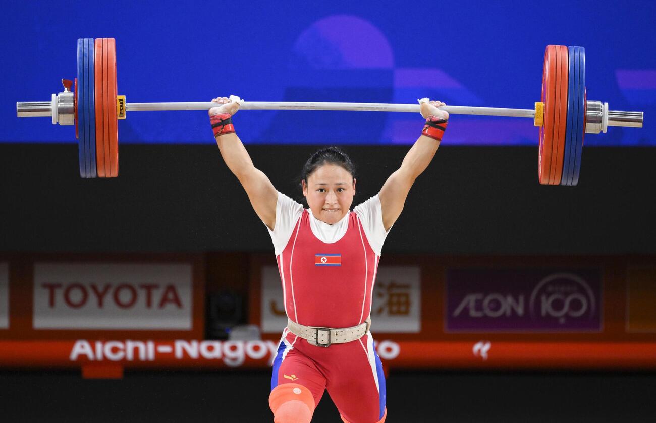 2026年9月23日、重量挙げ女子49キロ級で優勝した北朝鮮のリ・ソングム＝名古屋市吹上ホール（共同）