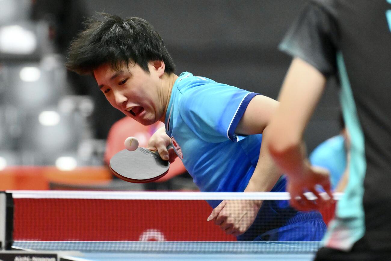 男子団体決勝　日本対中国　サーブを放つ張本智和（撮影・滝沢徹郎）