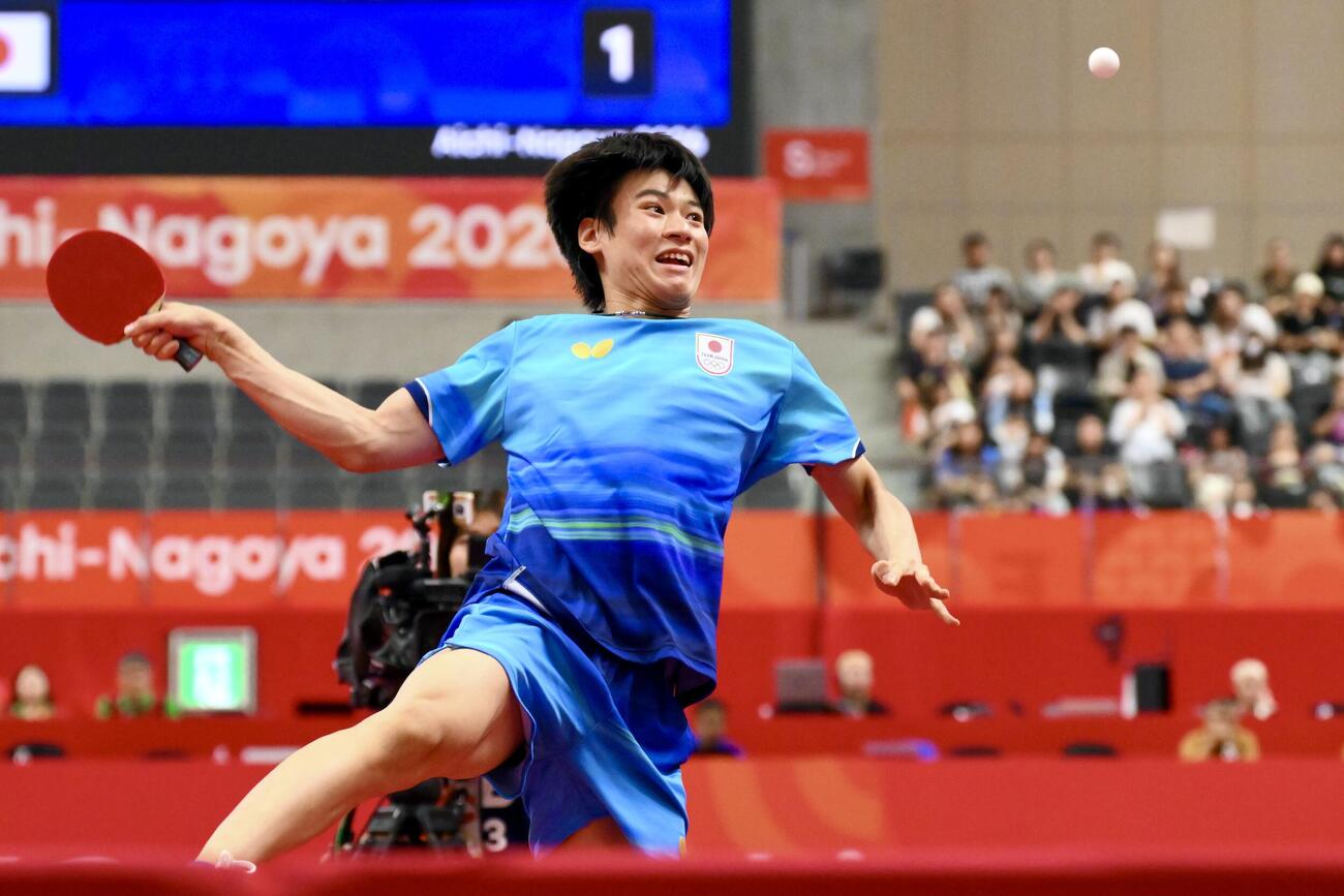 男子団体決勝　日本対中国　打ち込む戸上隼輔（撮影・滝沢徹郎）