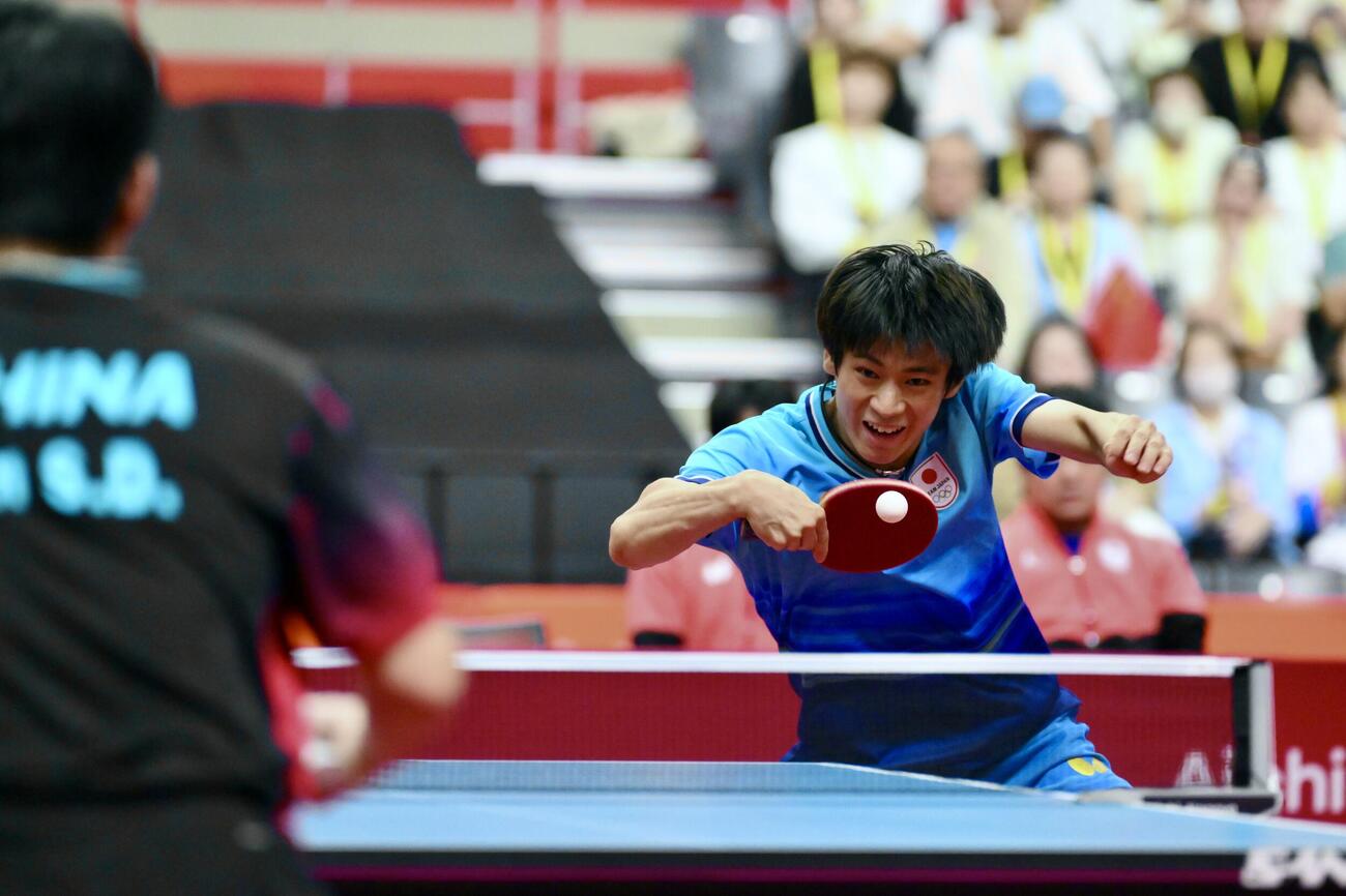 男子団体決勝　日本対中国　気合いの入った表情で打ち返す戸上隼輔（撮影・滝沢徹郎）