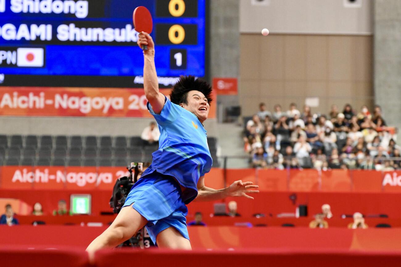 男子団体決勝　日本対中国　打ち込む戸上隼輔（撮影・滝沢徹郎）