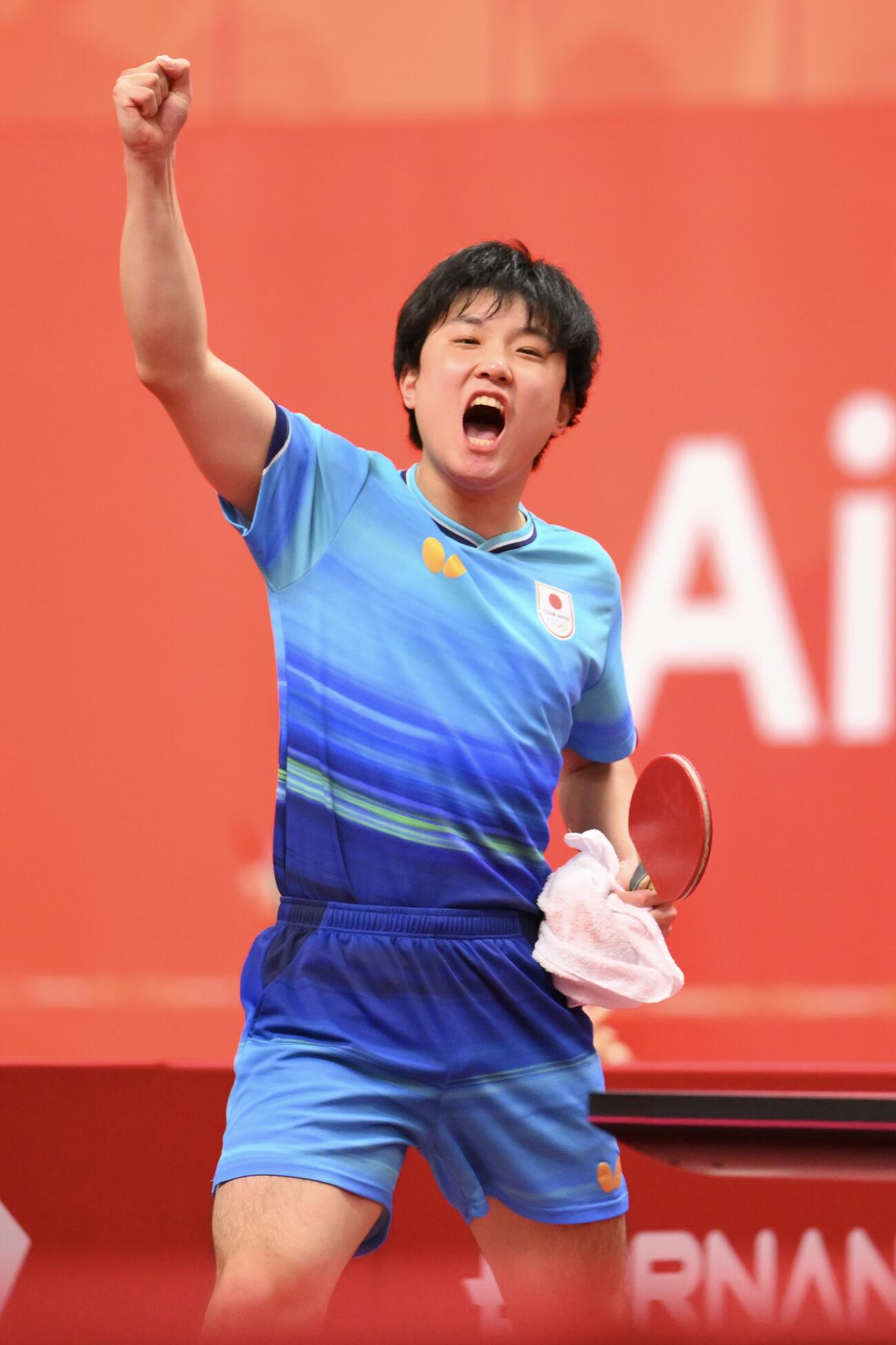 男子団体決勝　日本対中国　2勝目を挙げ雄叫びをあげる張本智和（撮影・滝沢徹郎）