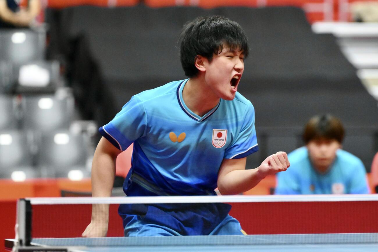 男子団体決勝　日本対中国　ポイントを奪い雄叫びをあげる張本智和（撮影・滝沢徹郎）