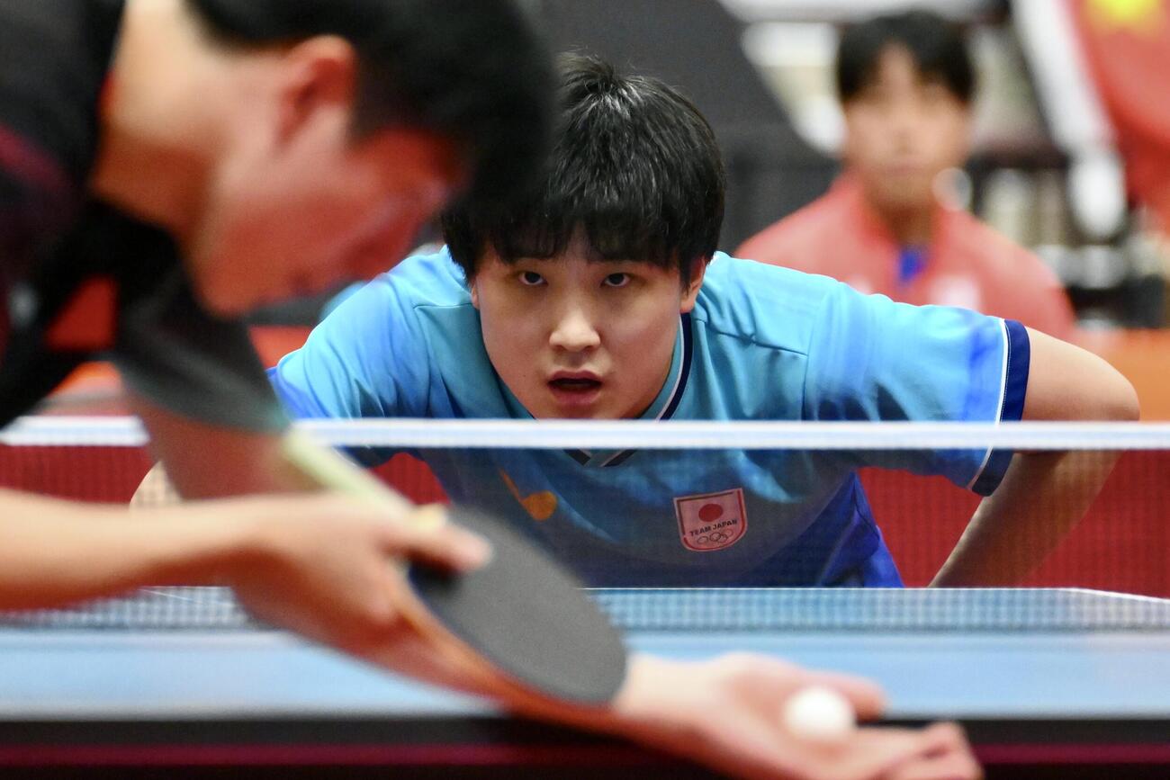 男子団体決勝　日本対中国　試合に望む張本智和（撮影・滝沢徹郎）