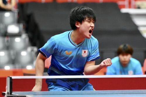男子団体決勝　日本対中国　ポイントを奪い雄叫びをあげる張本智和（撮影・滝沢徹郎）