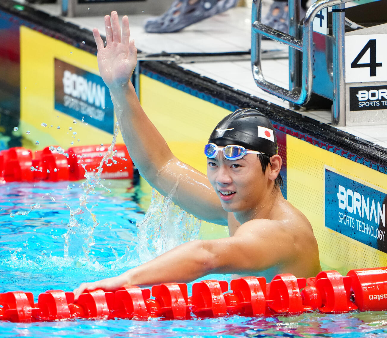 男子50メートルバタフライ予選　レース後声援に応える光永翔音（撮影・鈴木みどり）