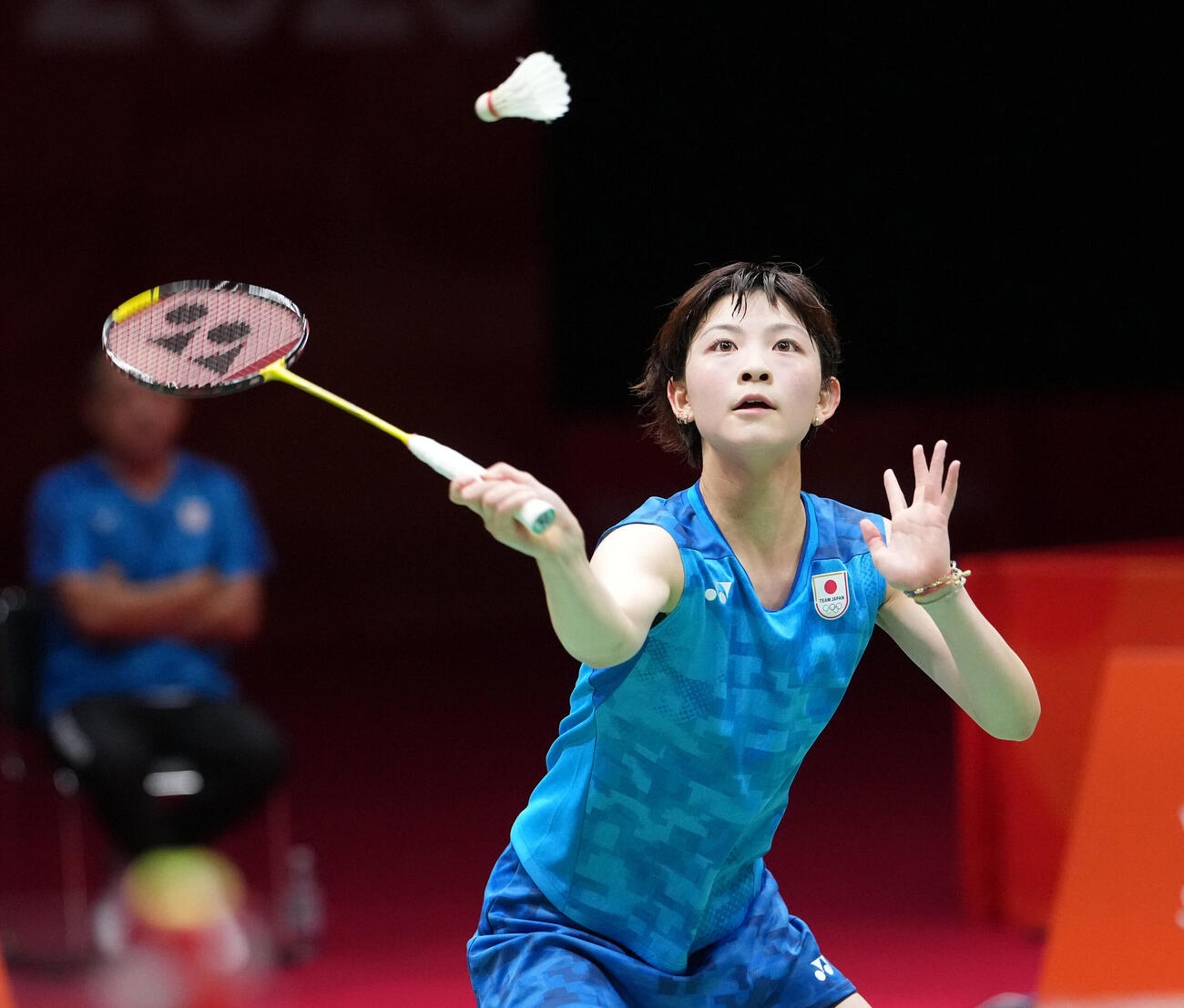 バドミントン女子団体決勝日本対中国　第3試合シングルス戦　シャトルを追う宮崎友花（撮影・森本幸一）