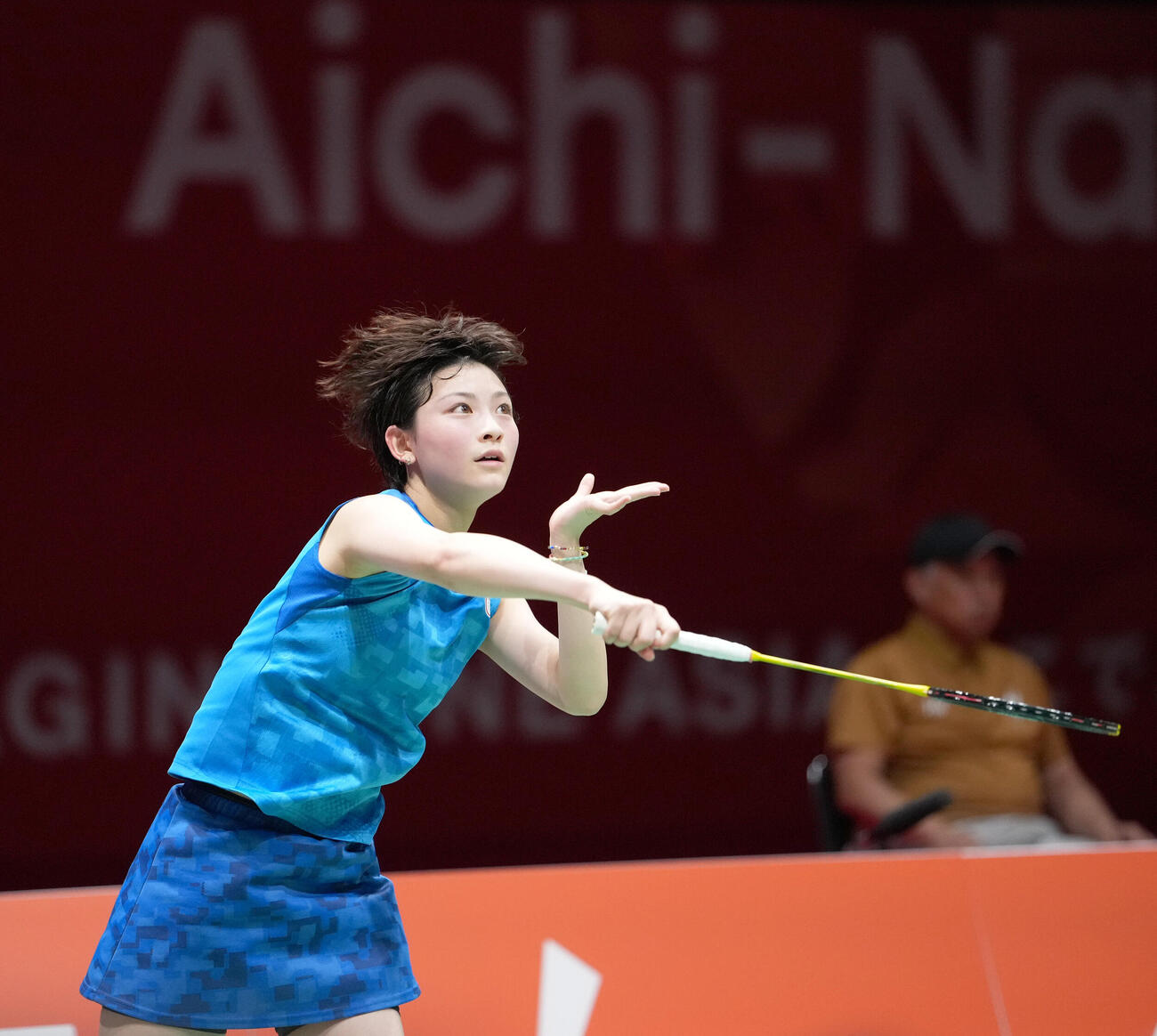 バドミントン女子団体決勝日本対中国　第3試合シングルス戦　シャトルを打つ宮崎友花（撮影・森本幸一）
