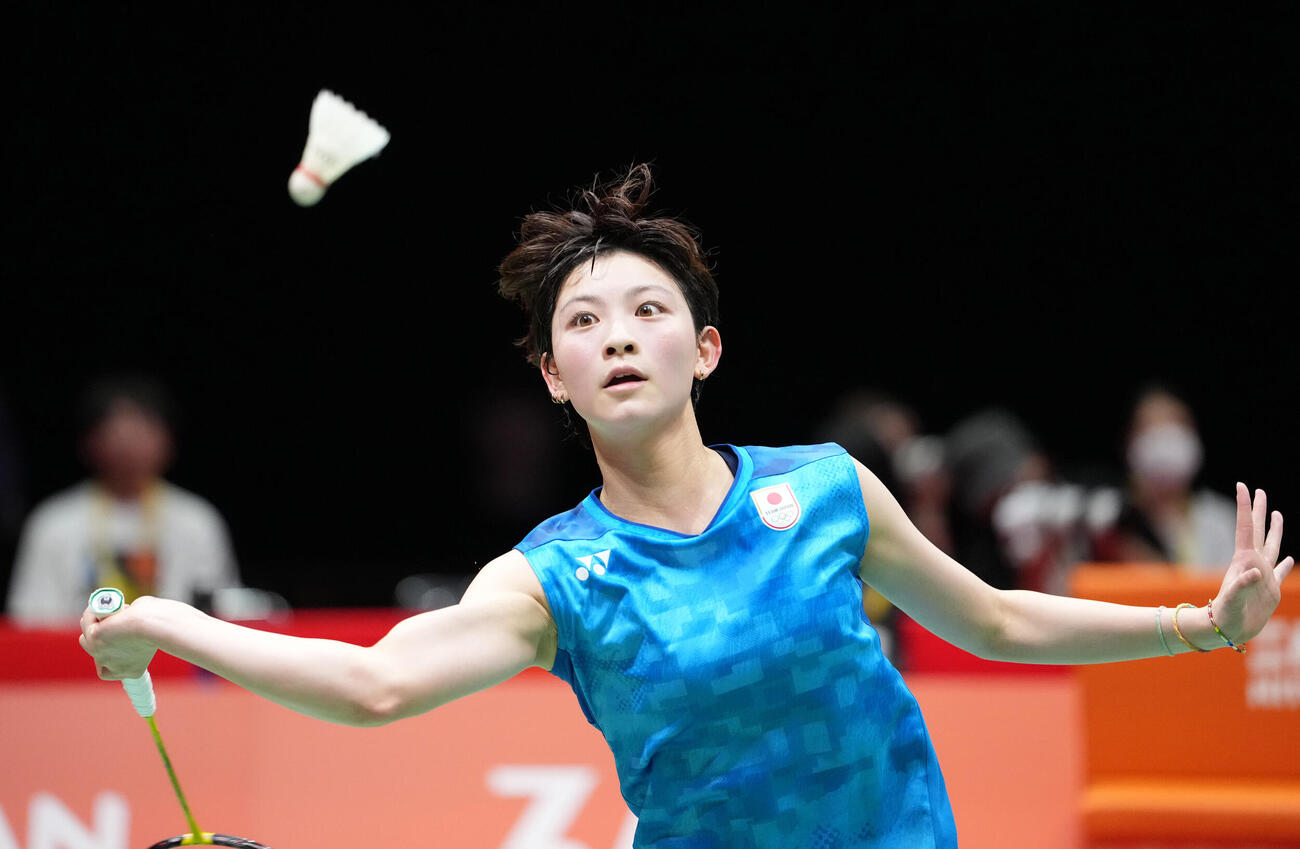 バドミントン女子団体決勝日本対中国　第3試合シングルス戦　シャトルを追う宮崎友花（撮影・森本幸一）