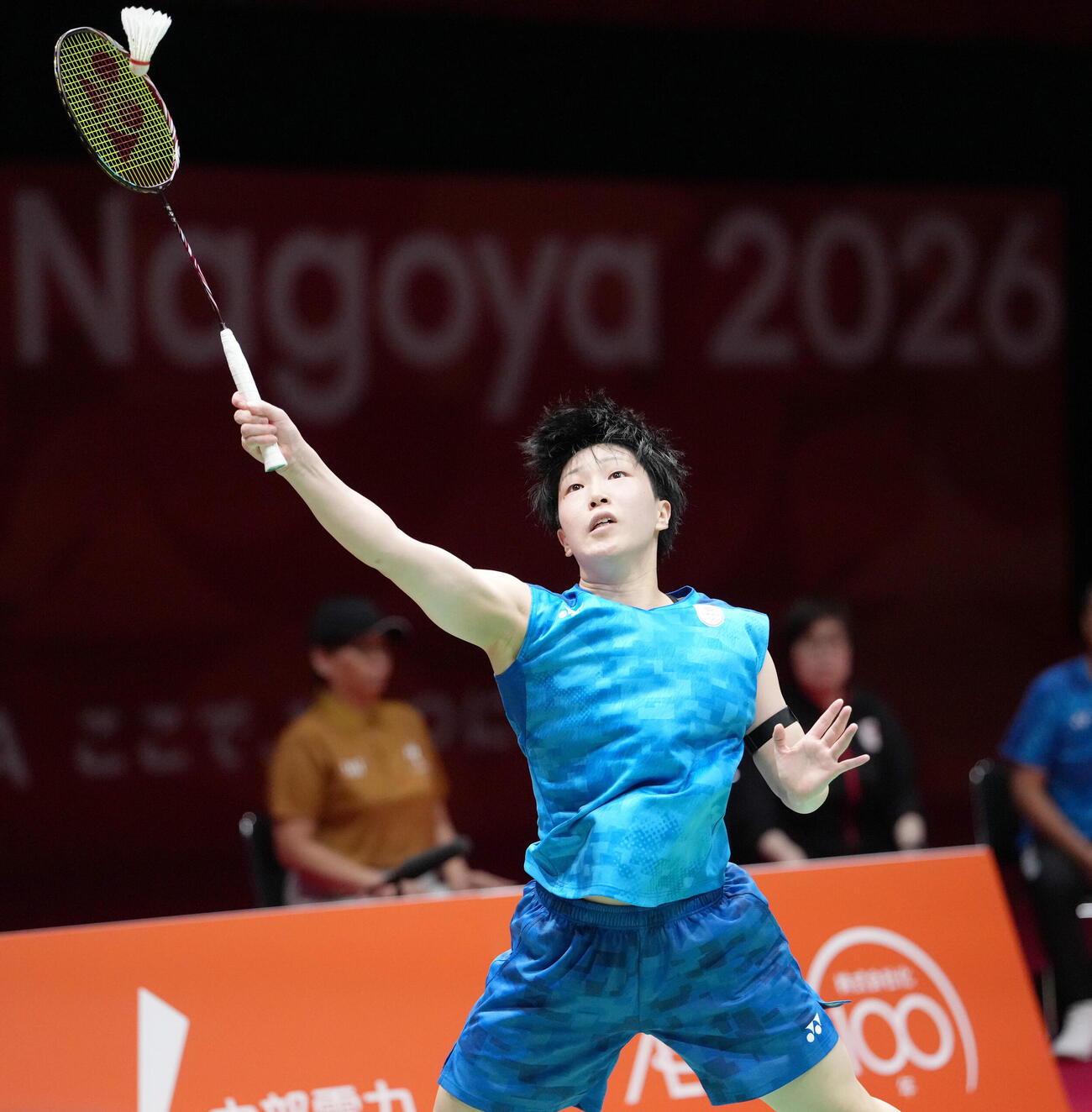 バドミントン女子団体決勝日本対中国　第1試合シングルス戦　シャトルを追う山口茜（撮影・森本幸一）