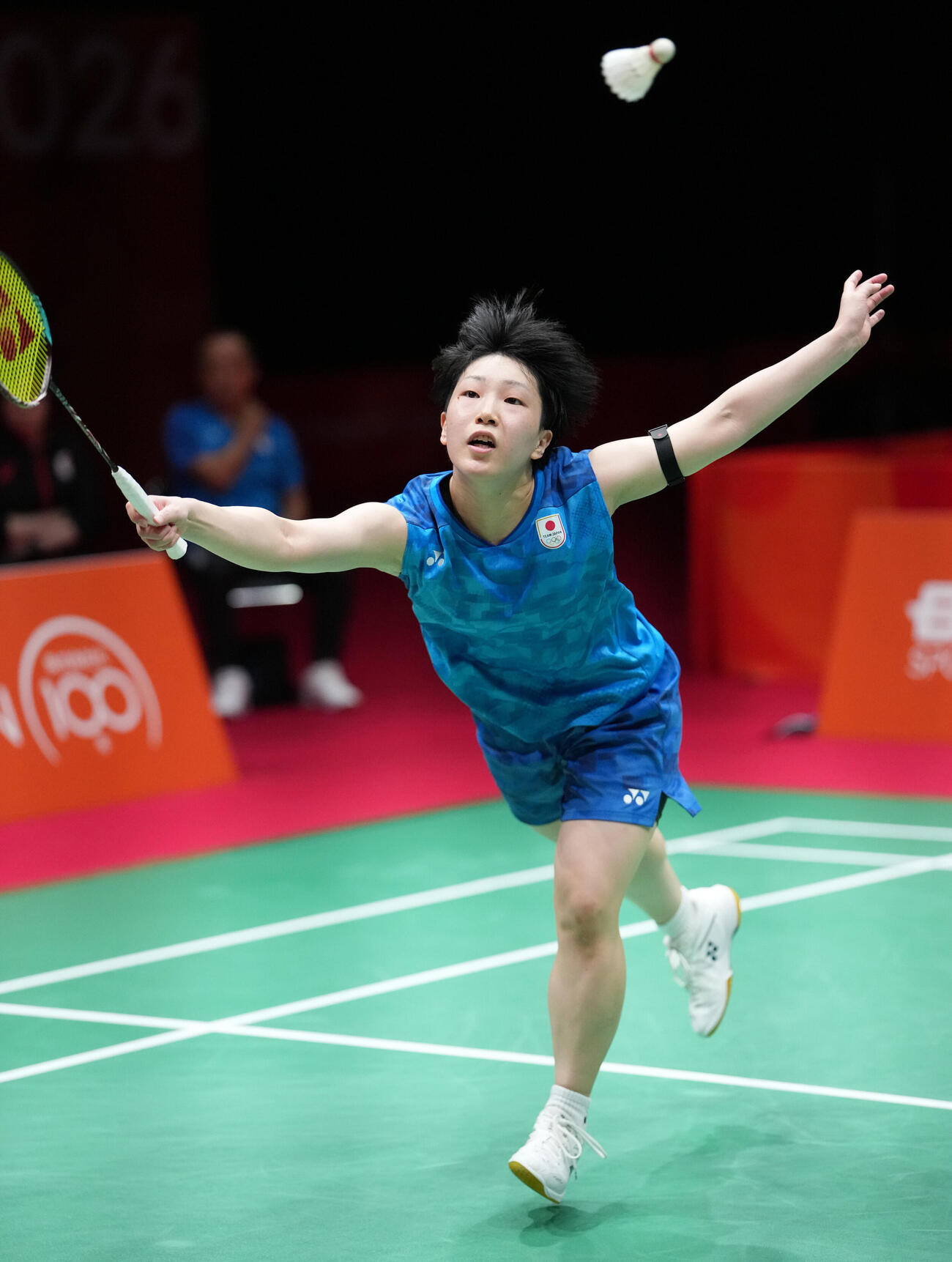 バドミントン女子団体決勝日本対中国　第1試合シングルス戦　シャトルを追う山口茜（撮影・森本幸一）
