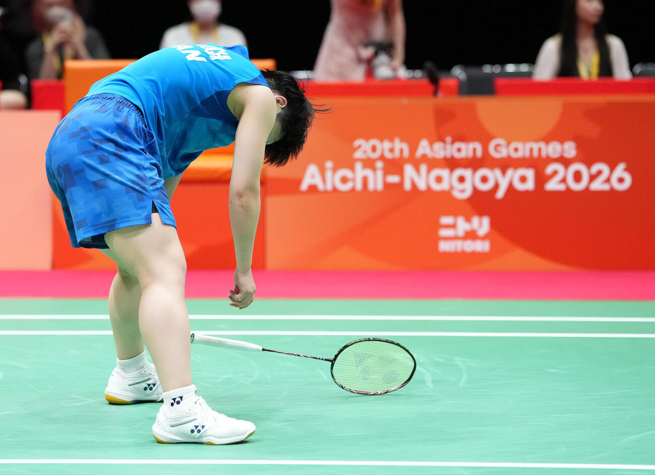 バドミントン女子団体決勝日本対中国　第1試合シングルス戦　接戦の末敗れ肩を落としうなだれる山口茜（撮影・森本幸一）