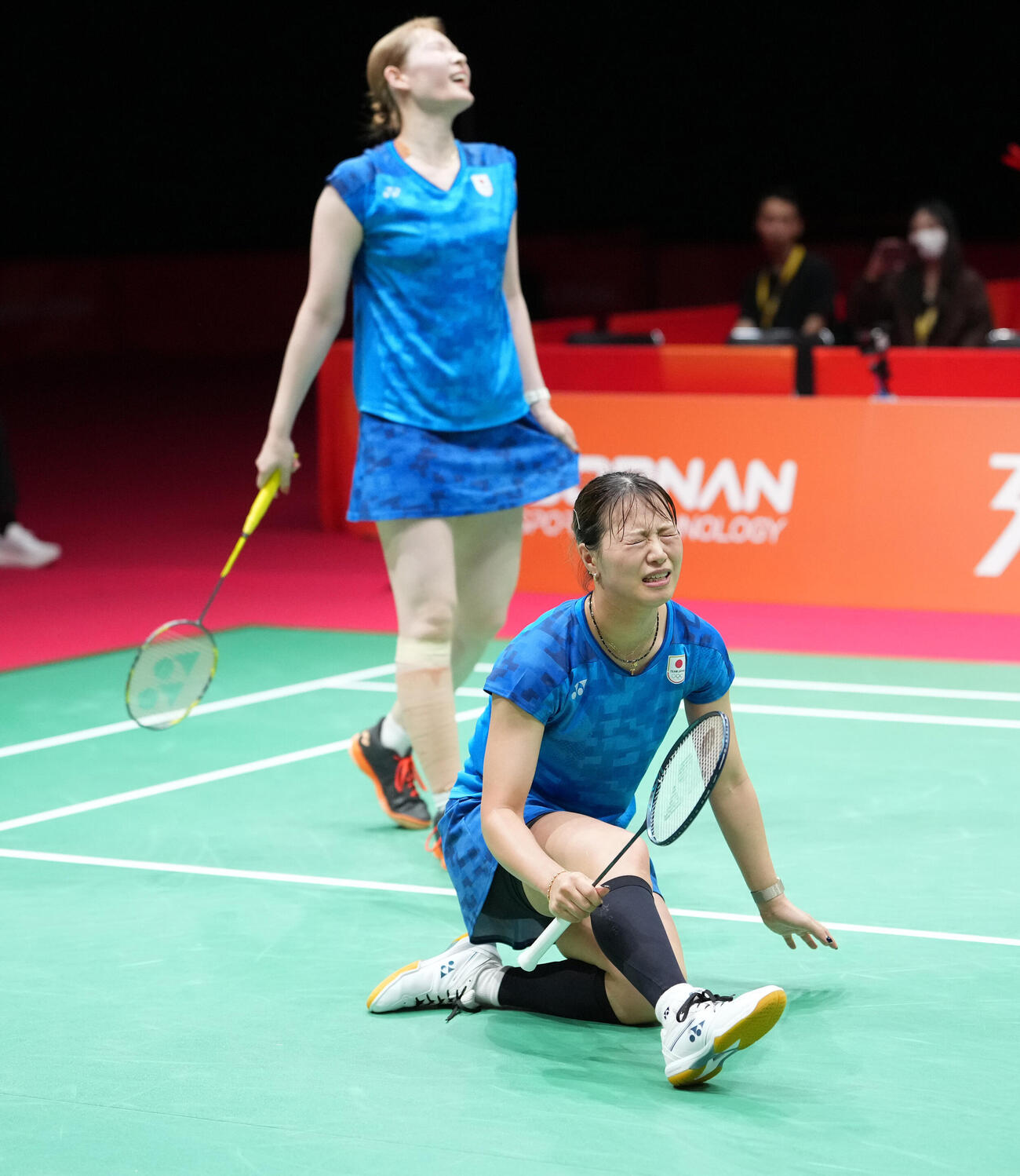 バドミントン女子団体決勝日本対中国　第2試合ダブルス戦　失点し悔しい表情を見せる福島由紀（手前）奥は松本麻佑（撮影・森本幸一）
