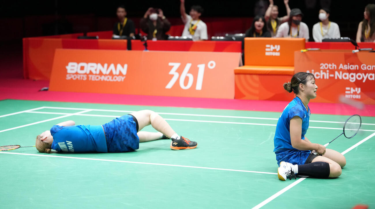 バドミントン女子団体決勝日本対中国　第2試合ダブルス戦　失点しコートに座り込む福島由紀（右）左は松本麻佑（撮影・森本幸一）