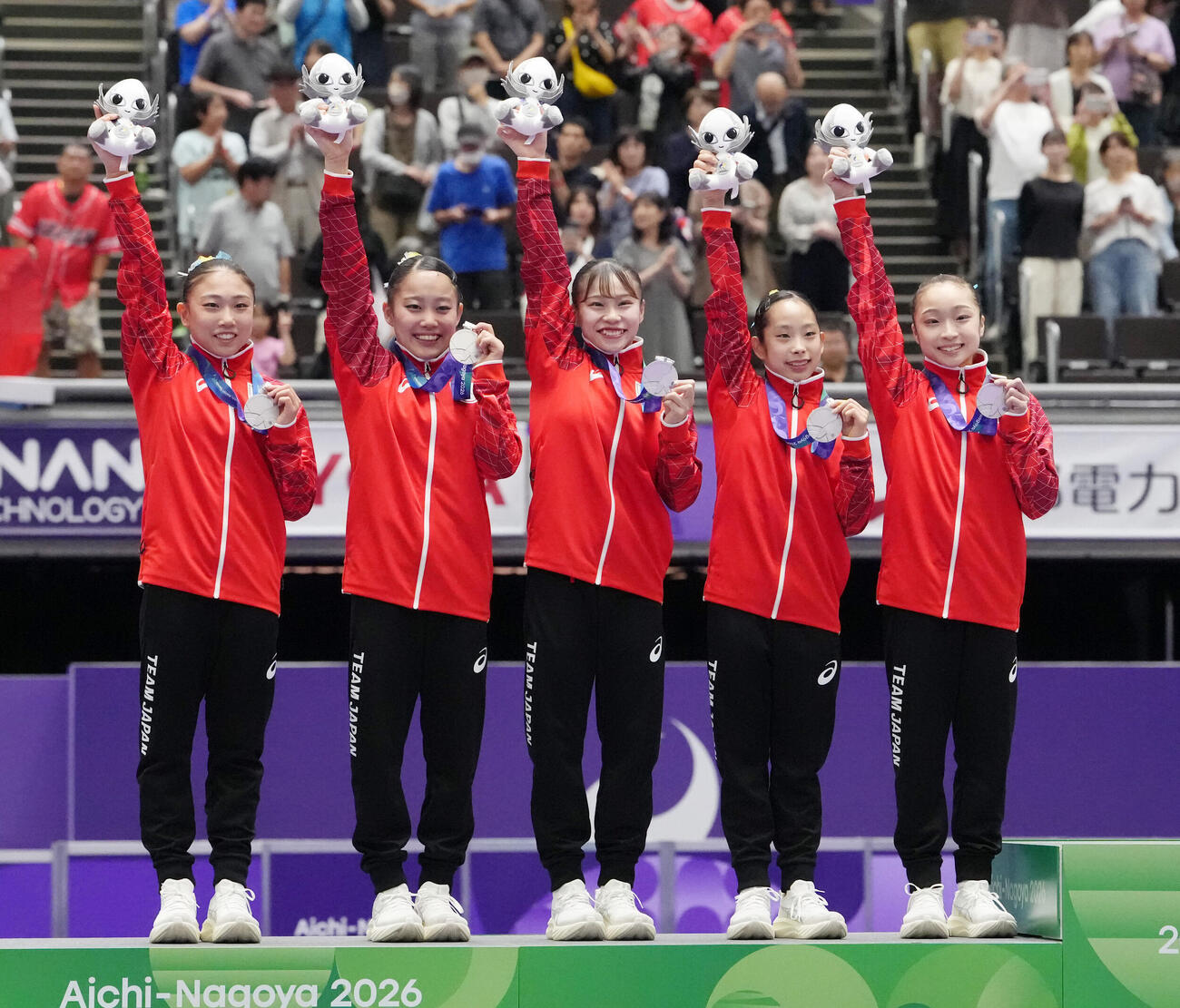 2026年9月23日、体操女子団体　銀メダルを獲得し喜ぶ日本女子、左から岸里奈、西山実沙、杉原愛子、中村遥香、岡村真