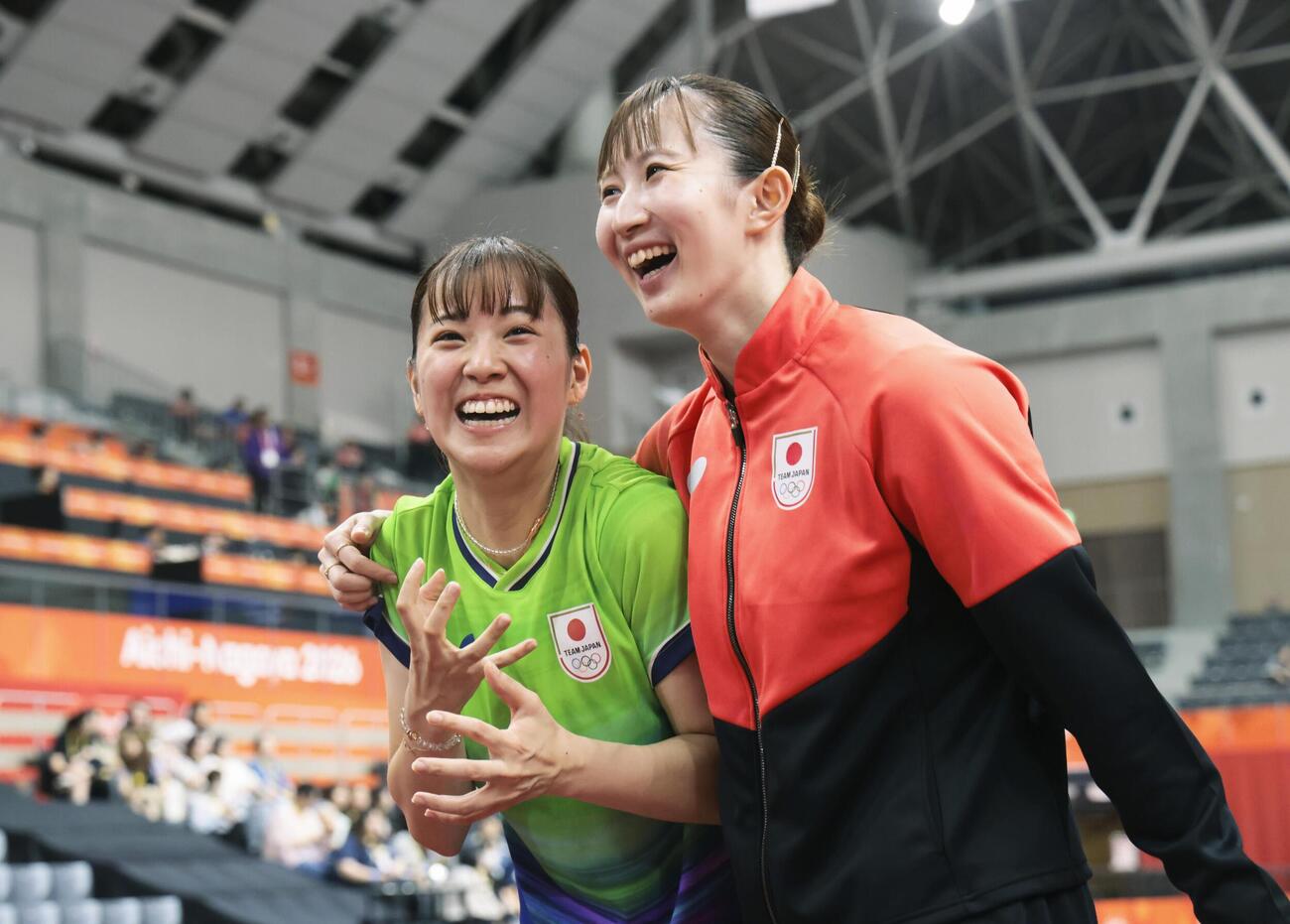 2026年9月23日、女子団体準決勝で韓国に勝利し笑顔の長崎美柚（左）と早田ひな＝豊田市総合体育館（共同）