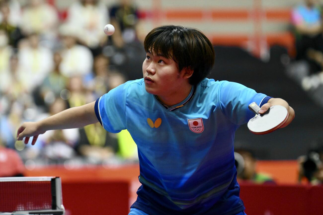男子団体決勝　日本対中国　サーブを放つ松下輝空（撮影・滝沢徹郎）