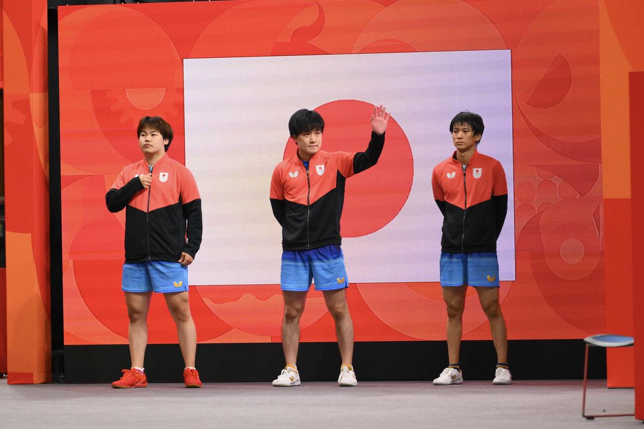 男子団体決勝　日本対中国　入場する、左から松下輝空、張本智和、戸上隼輔（撮影・滝沢徹郎）