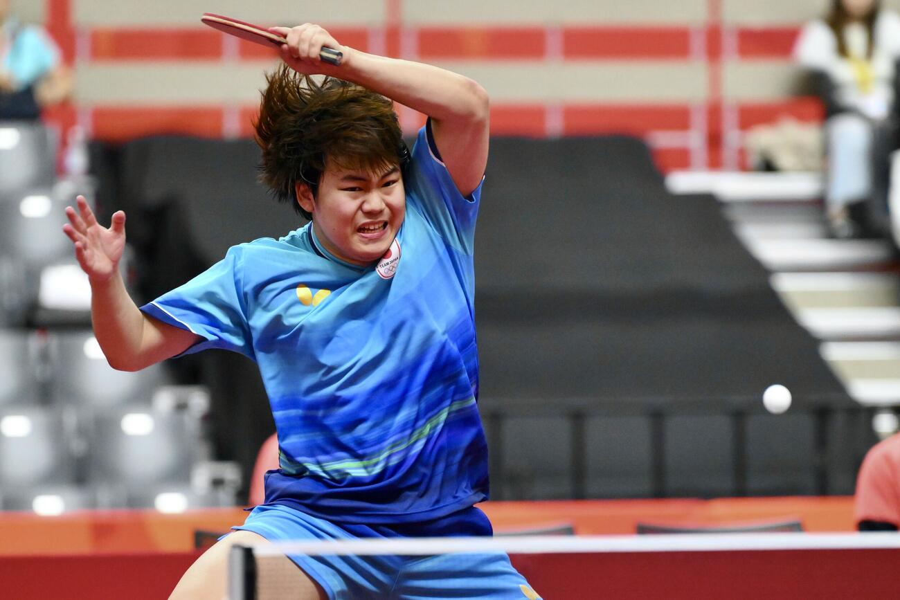 男子団体決勝　日本対中国　打ち返す松島輝空（撮影・滝沢徹郎）