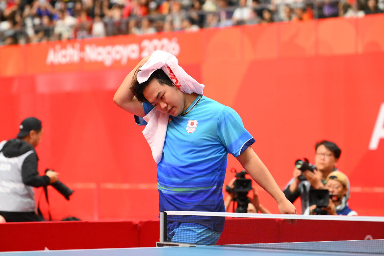 男子団体決勝　日本対中国　中国の選手に敗れた松島輝空（撮影・滝沢徹郎）