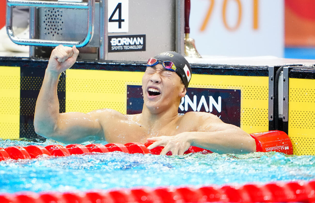 男子200メートル平泳ぎ決勝　世界新記録で金メダルを獲得し、ガッツポーズする大橋信　（撮影・鈴木みどり）