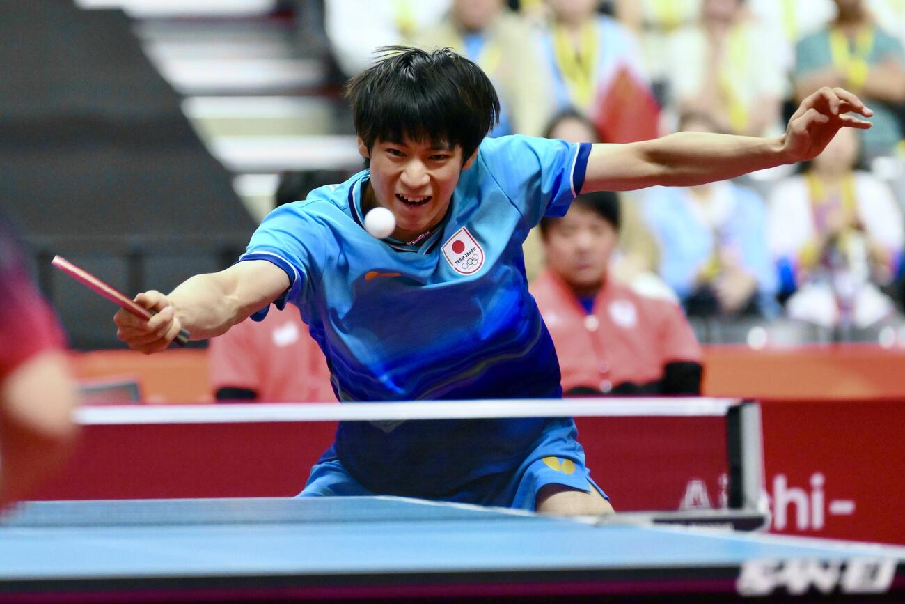 男子団体決勝　日本対中国　気合いの入った表情で打ち返す戸上隼輔（撮影・滝沢徹郎）